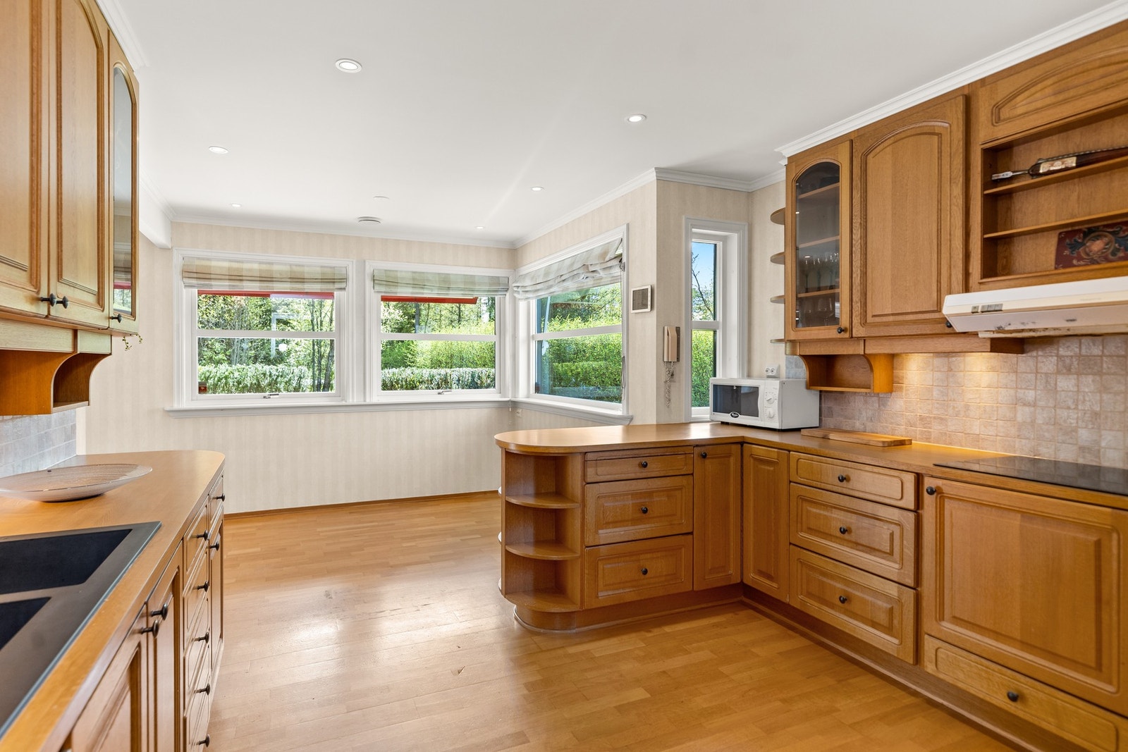 Kjøkken med solid innredning i heltre eik Galleribilde