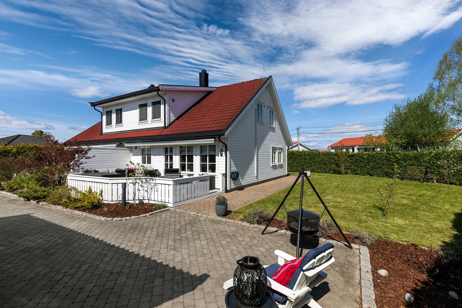 Velholdt bolig fra 2007. Flott hellelagt gårdsplass. Tomten er pent opparbeidet med plen, frodig tujahekk og diverse beplantninger. Galleribilde