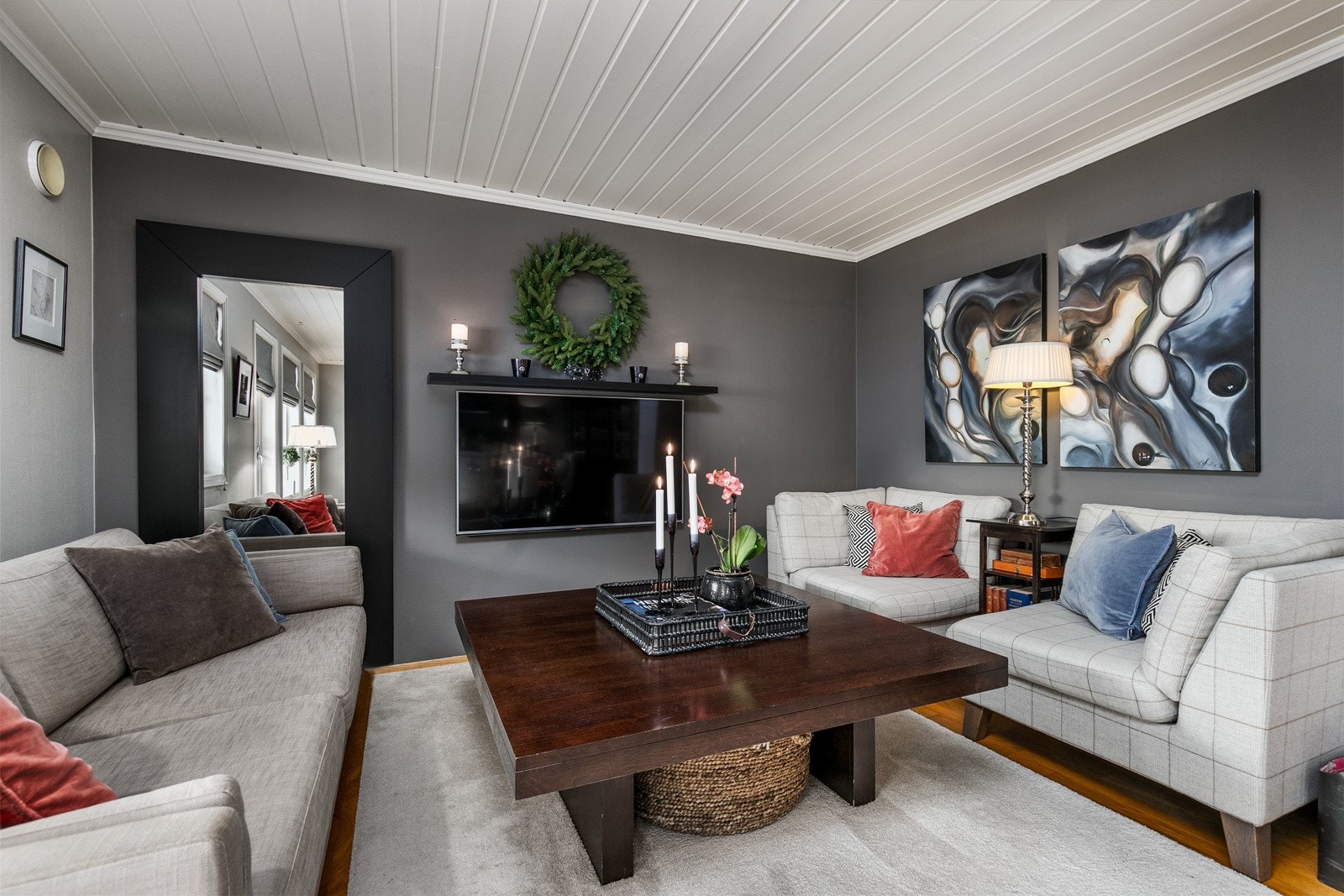 God plass til sofamøbler med TV-bord. Galleribilde