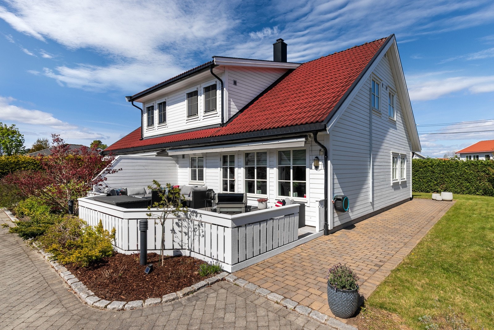 Velkommen til Skogmotoppen 36B! Familievennlig og velholdt vertikaldelt tomannsbolig, fra 2007. Barnevennlig og tilbaketrukket beliggenhet på attraktive Skogmo Galleribilde