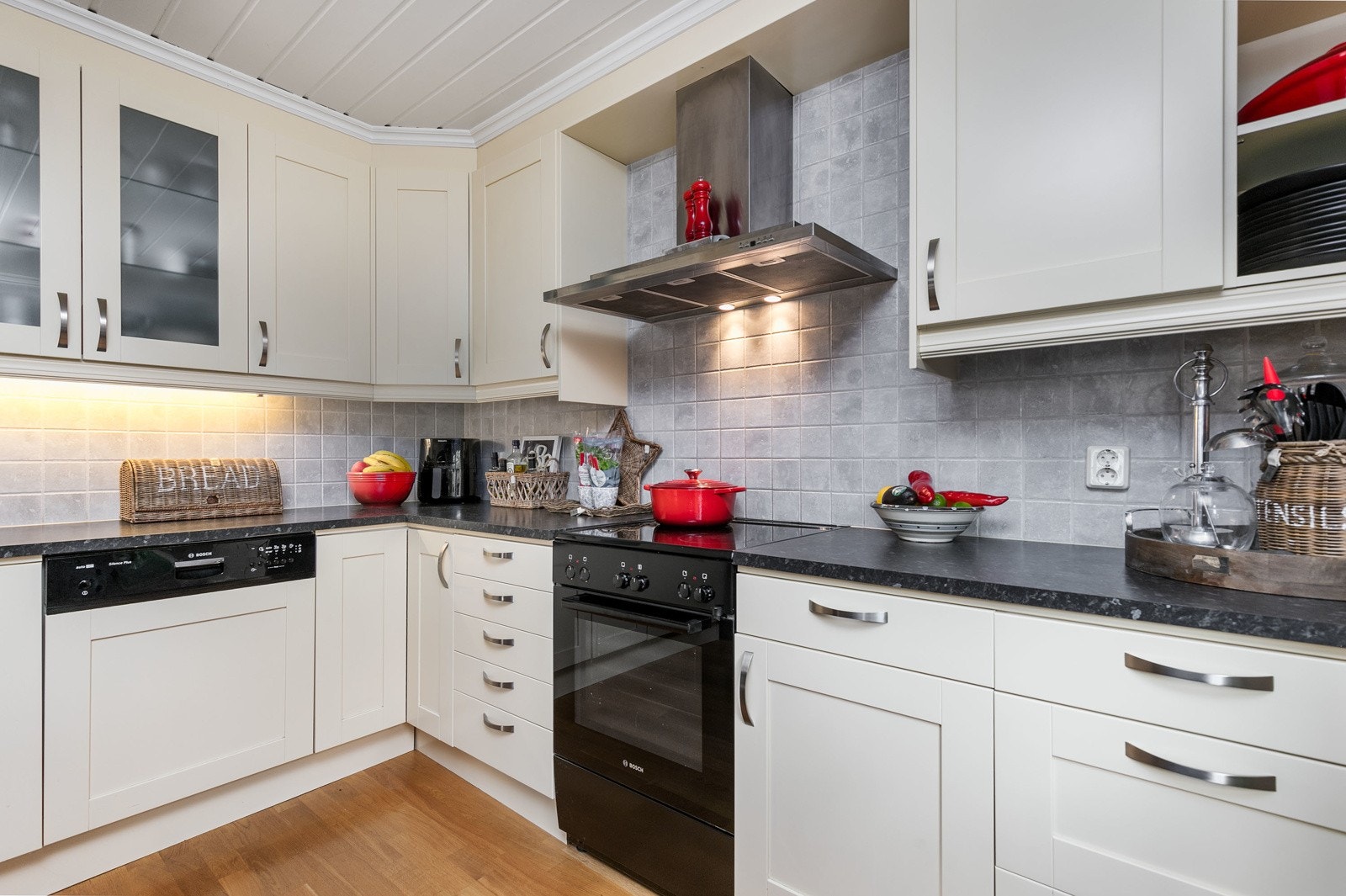 Klassisk og velholdt kjøkken fra Drømmekjøkken, installert i 2007. Galleribilde