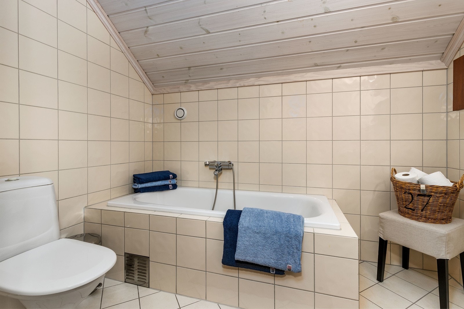 Innfliset badekar med armatur. Servant og gulvstående klosett. Badet har fått TG2 på pkt. om gulv- og veggoverflater, vanntett sjikt og sluk - øvrige punkter ved badet har fått TG1 Galleribilde