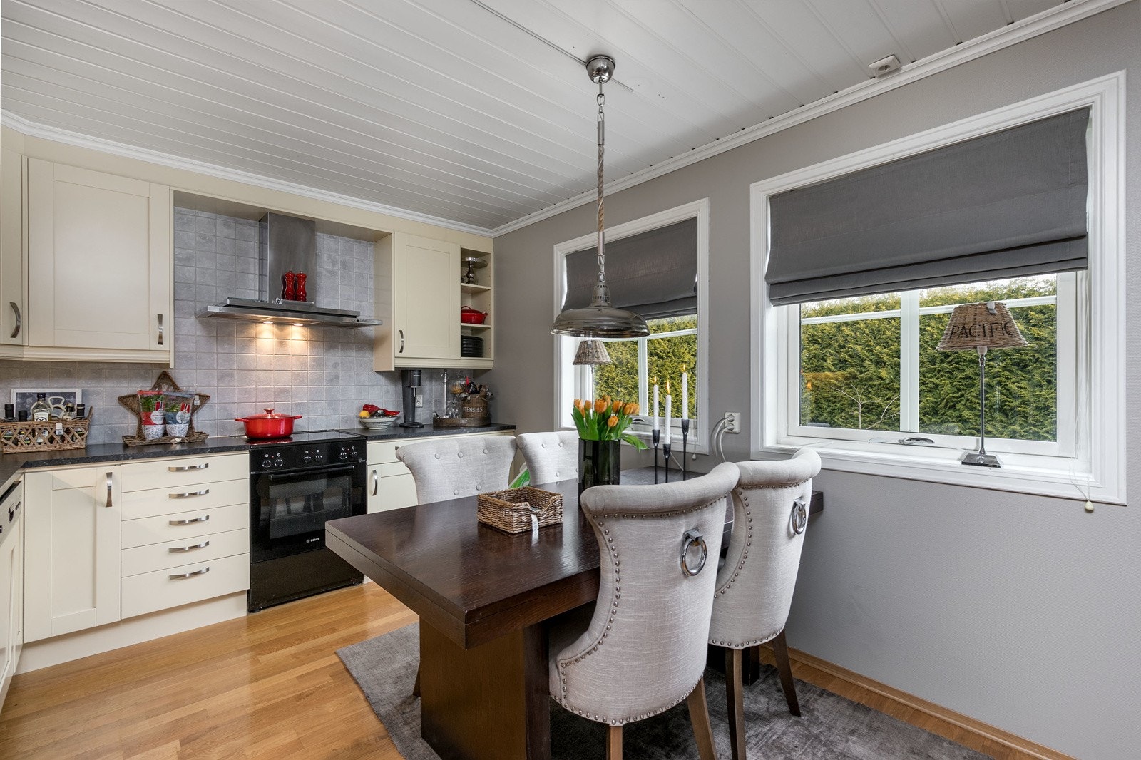 Fin avsatt plass til å sette inn spisebord på kjøkkenet. Alle liftgardiner med liftoppheng medfølger ikke. Taklamper medfølger ikke. Galleribilde