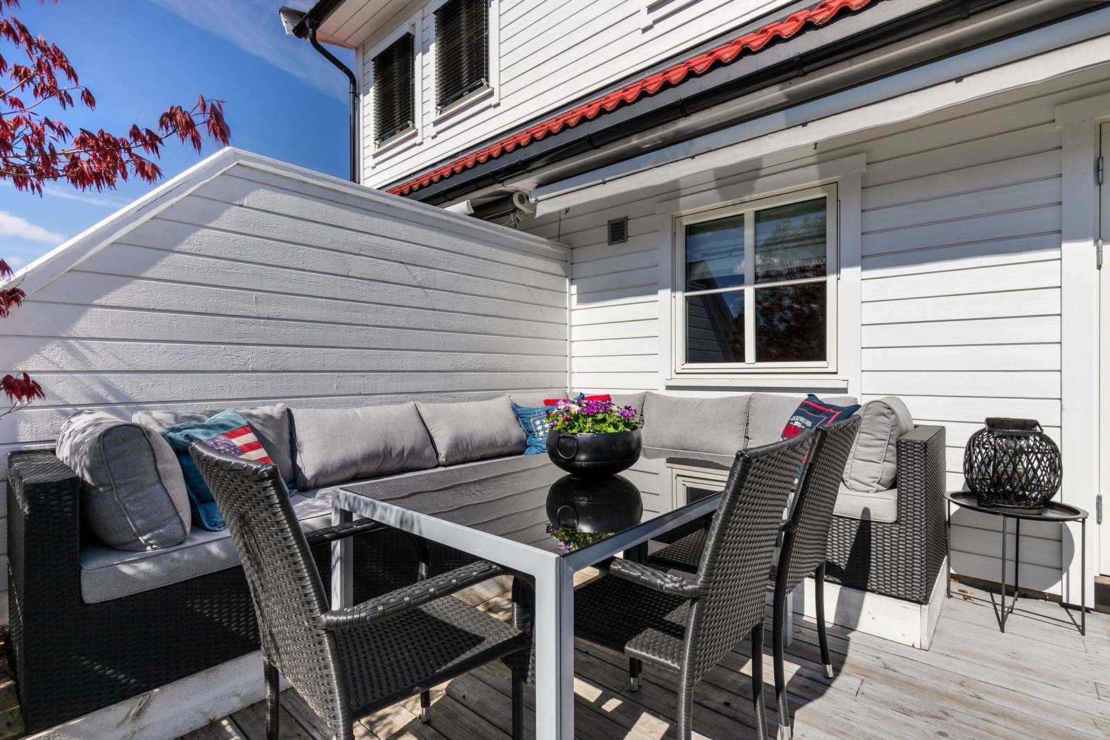 Fra stuen har man utgang til en innbydende uteplass - en sydvendt terrasse på 26 kvm. Galleribilde