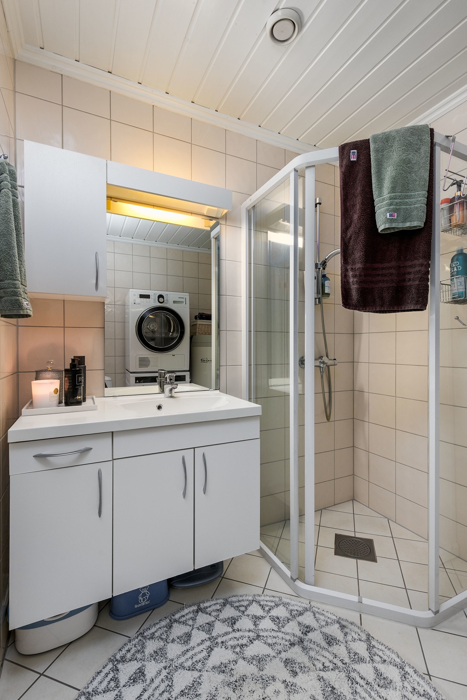 Boligen har to romslige og pent flislagte bad, ett plassert i hver etasje. Pent bad i 1. etasje fra 2007 av stor størrelse, med varmekabler i gulv. Speil og belysning over servant. Dusj med dører i herdet glass, servant og gulvstående klosett. Galleribilde