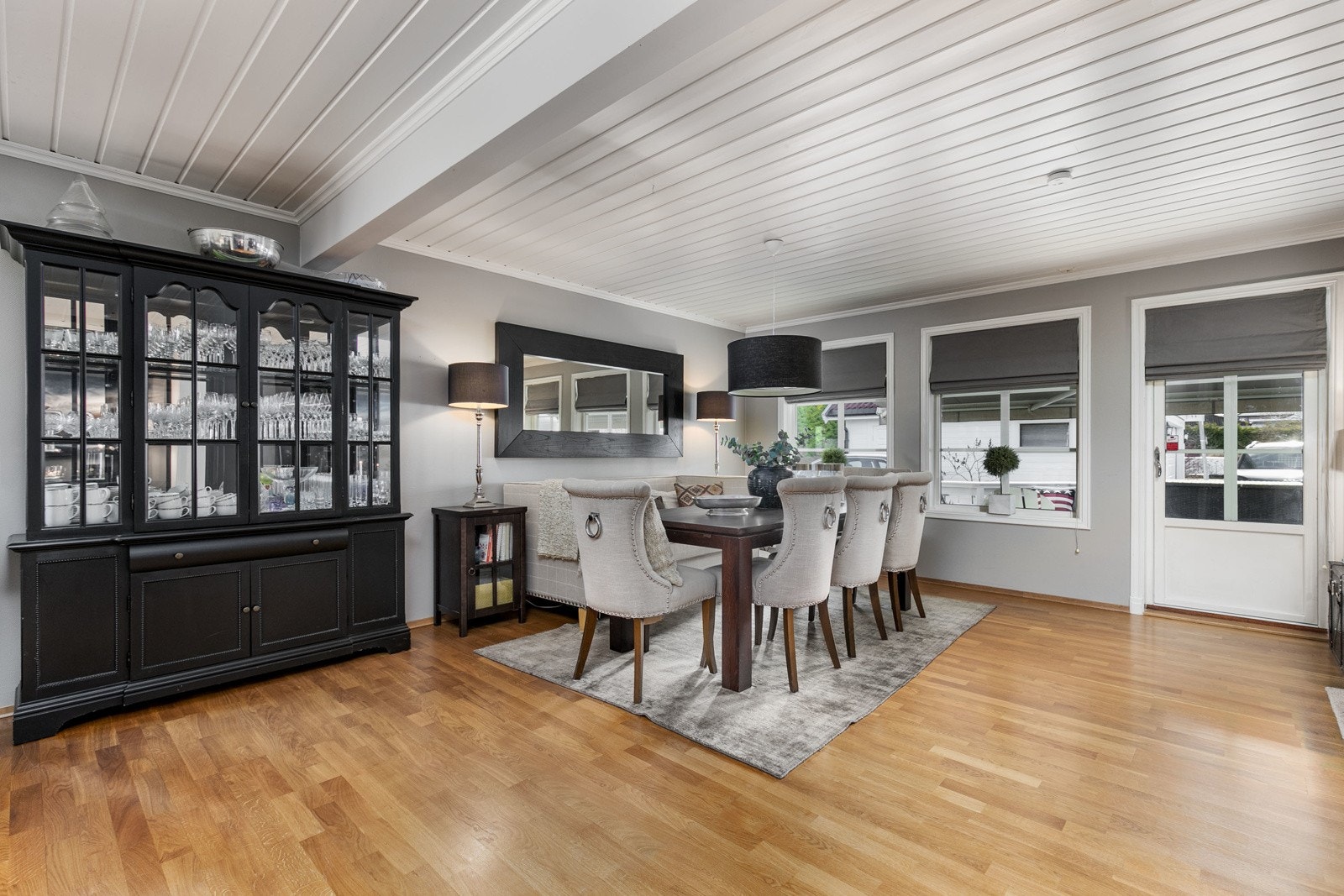 I andre enden av stuen er det spisestue i praktisk nærhet til kjøkkenet, med god avsatt plass til å sette inn et større spisebord etter ønske. Galleribilde