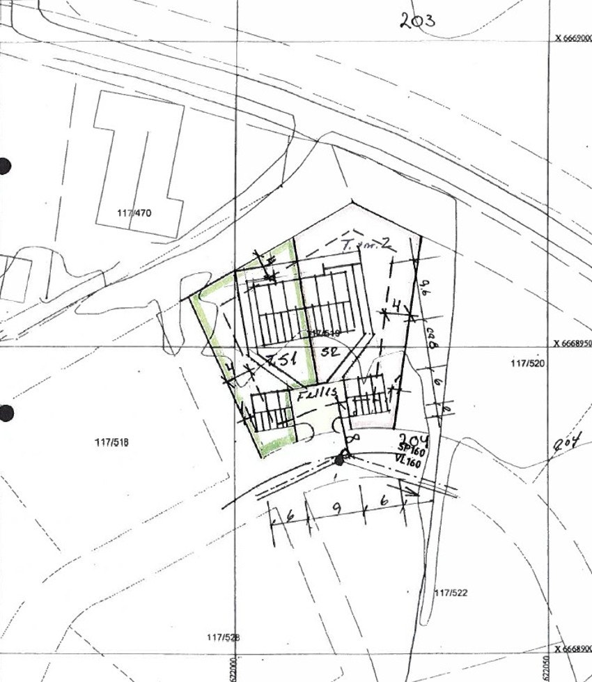 Kart over felles areal og tomt, fra tinglyst seksjoneringsbegjæring. Boligen disponerer del av tomt skravert i hvitt, markert med Snr. 2. Galleribilde