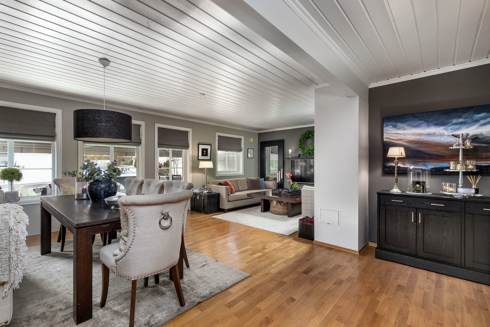 Den åpne stuen har lysmalte overflater og fremstår som svært luftig. Galleribilde