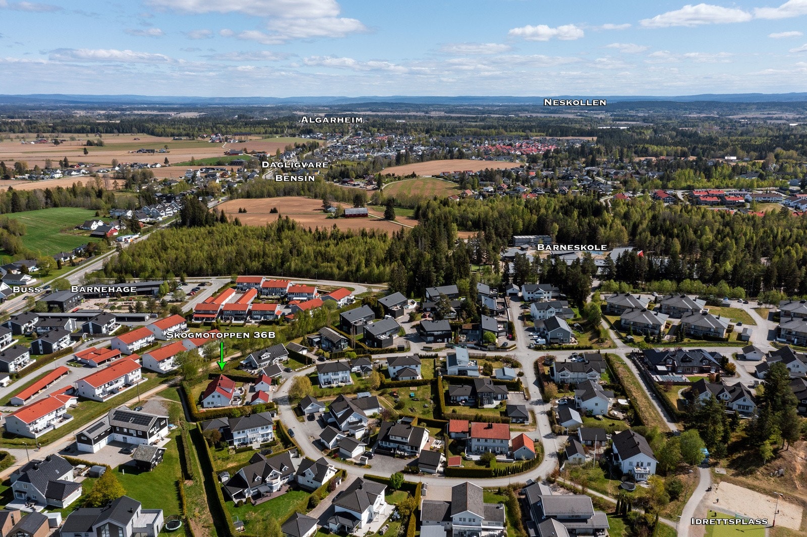 Dagligvarehandelen kan enkelt gjøres via Kiwi Gystad (10 min gange) og Rema 1000 Gystadparken (10 min gange). Ønsker du ytterligere servicetilbud ligger boligen nært Jessheim Storsenter som er et moderne kjøpesenter med 145 butikker & serveringssteder Galleribilde