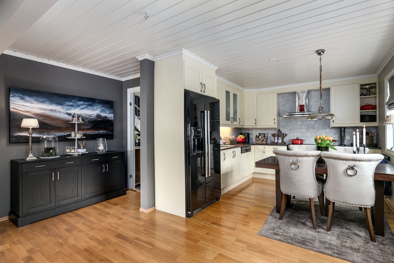 Stuen har en åpen og luftig planløsning Galleribilde