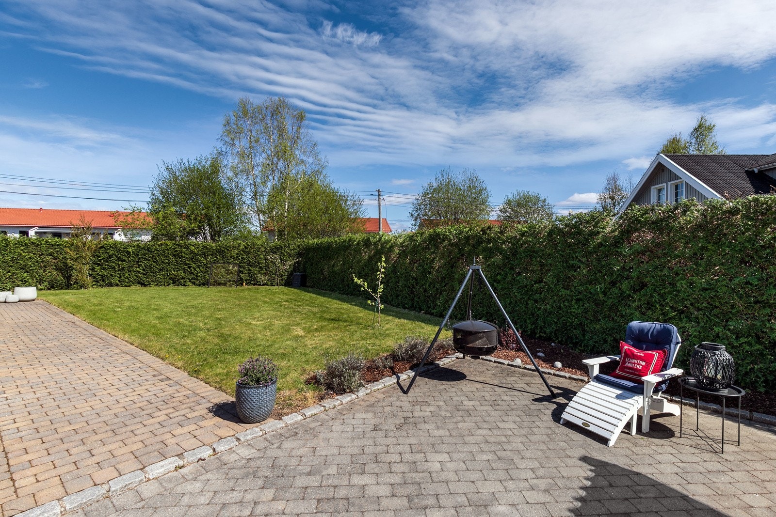 Boligen har en svært god internbeliggenhet på feltet, skjermet med stor hage og hekk. Galleribilde