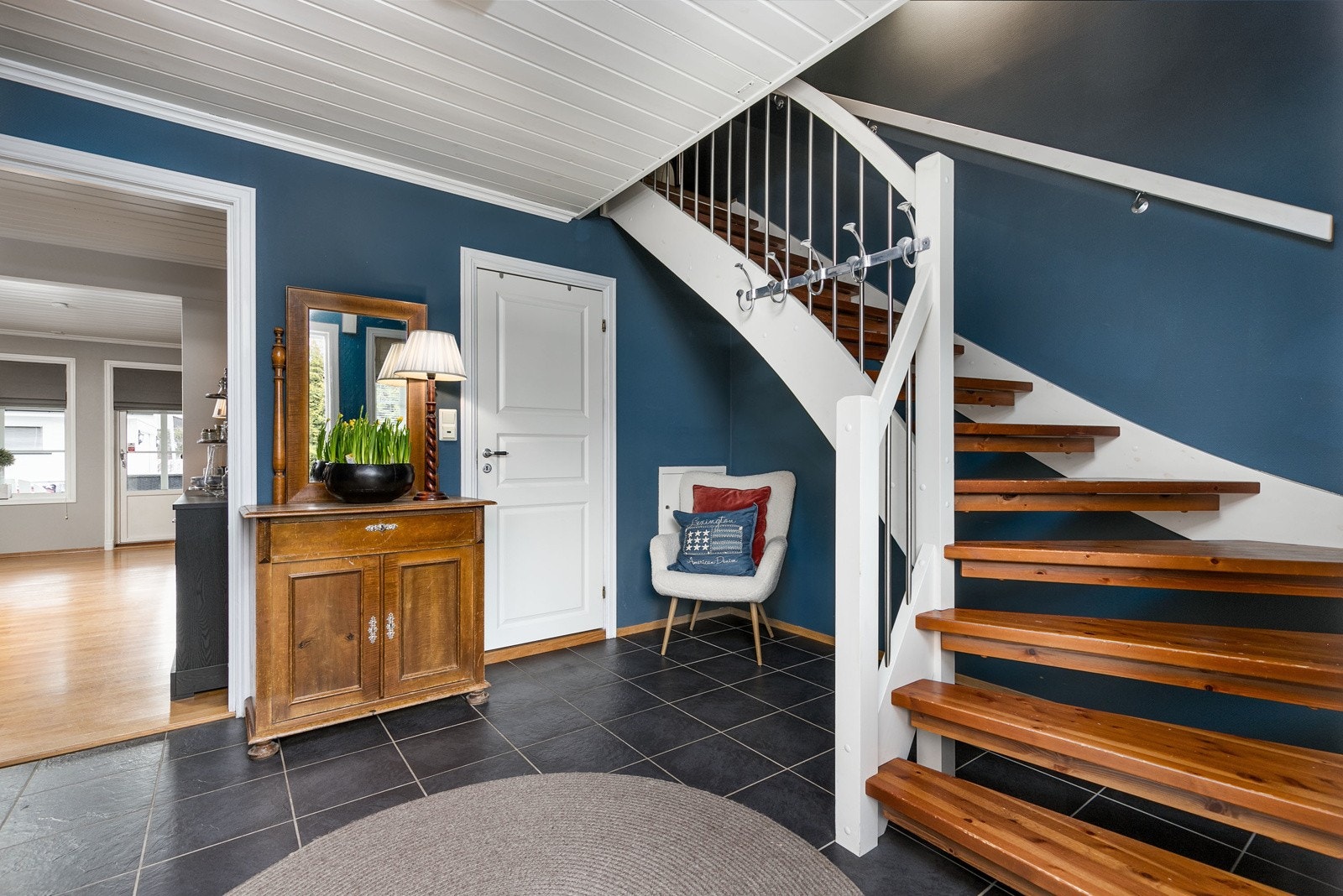 Her har man rask tilgang til rommene i 1. etasje, samt trapp som tar deg raskt mellom etasjene. Galleribilde