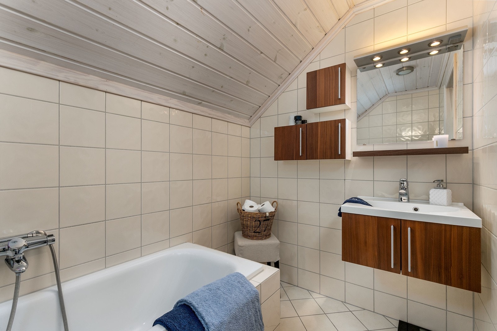 Pent bad i 2. etasje fra 2007 av fin størrelse, med varmekabler i gulv. Badet har flislagte vegger og gulv. Galleribilde