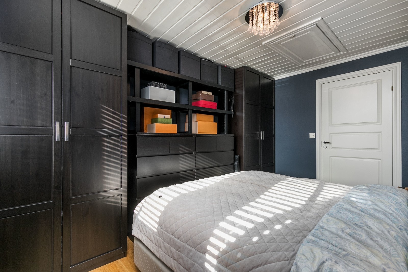 Hovedsoverommet er av god størrelse og med fin plass til dobbeltseng med tilhørende nattbord. Avsatt plass til garderobeskap - garderobeskap medfølger ikke. Galleribilde