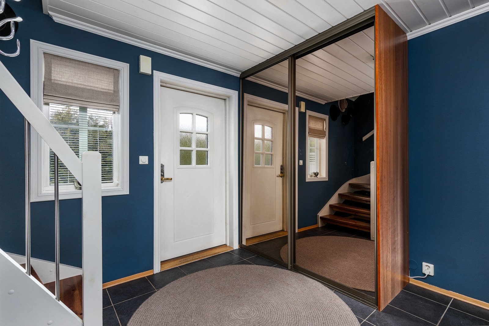 Lys og innbydende entré med flislagt gulv og malte overflater. Gangskap i entré medfølger. Galleribilde