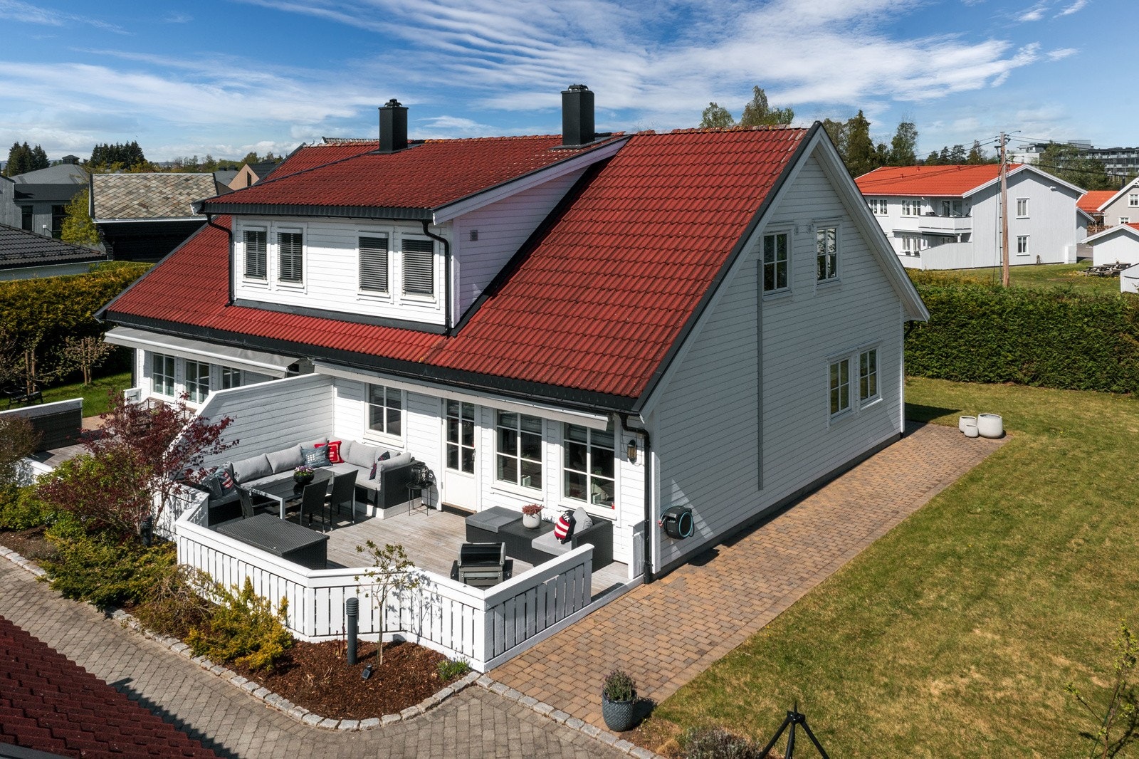 Solrik hage tilfører boligen et svært familievennlig oppholdsområde utendørs. Her ligger alt til rette for herlige stunder ute. Galleribilde