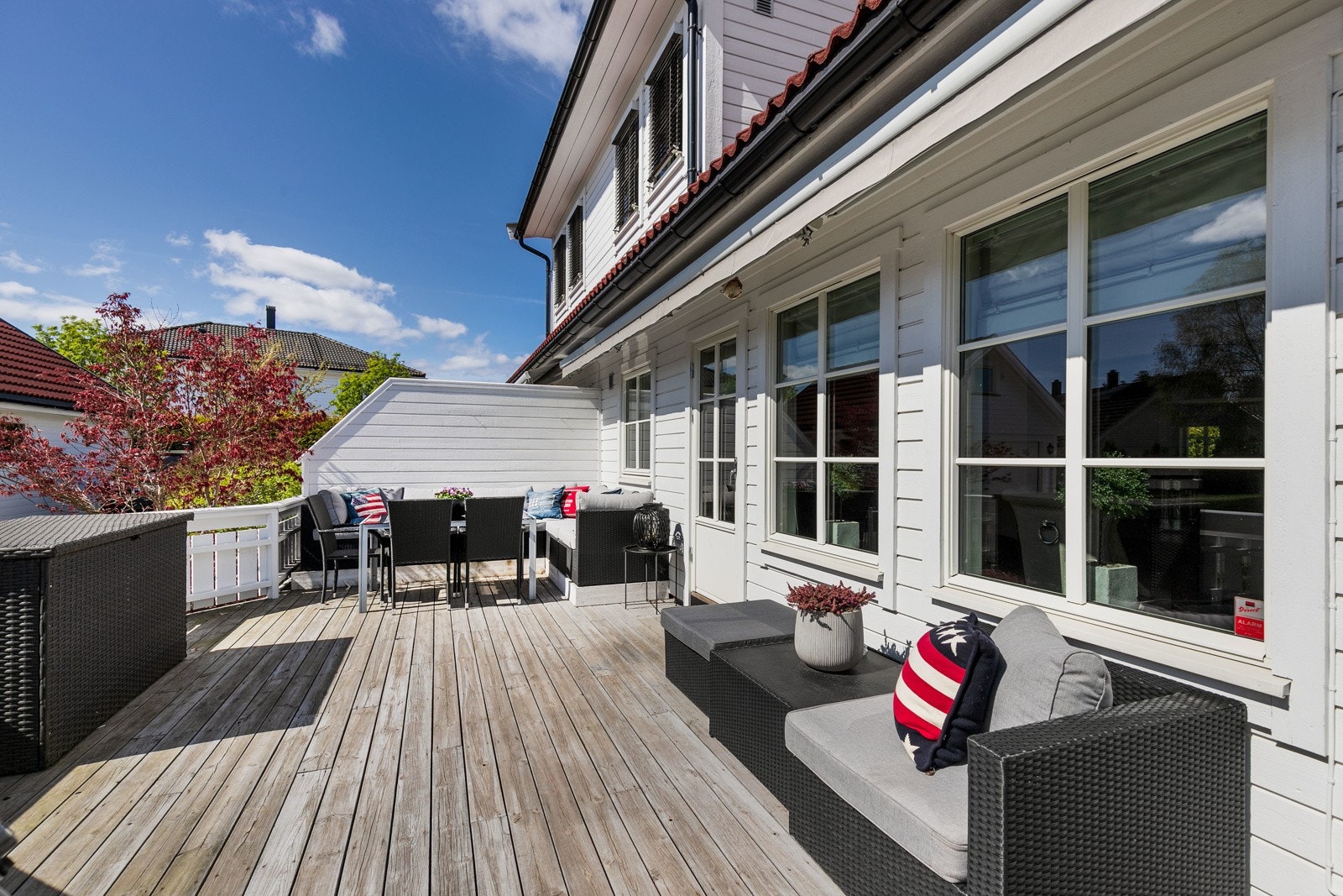 Fra stuen har man utgang til en innbydende uteplass - en sydvendt terrasse på 26 kvm. Galleribilde