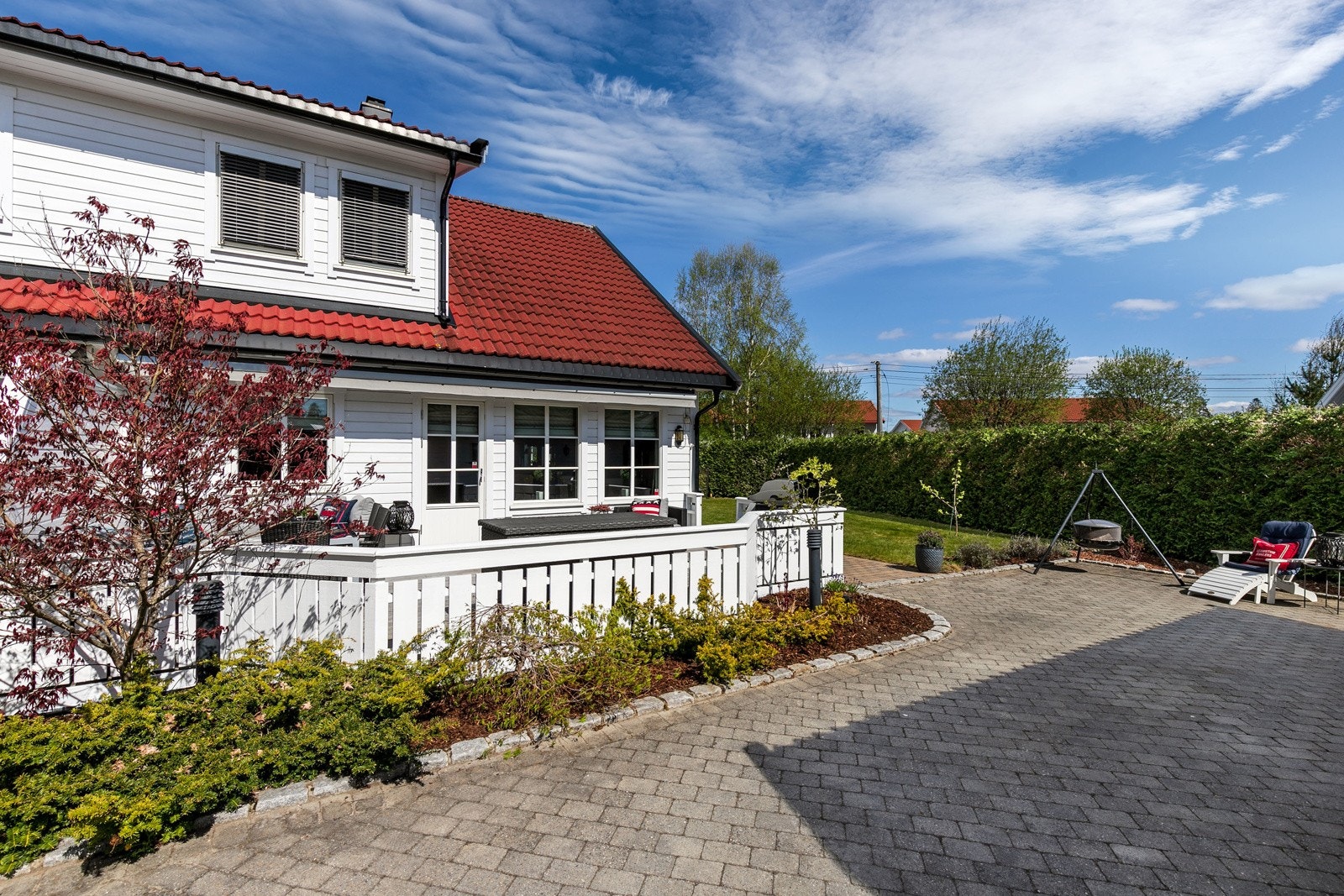 Fra stuen har man utgang til en innbydende uteplass - en sydvendt terrasse på 26 kvm. Galleribilde