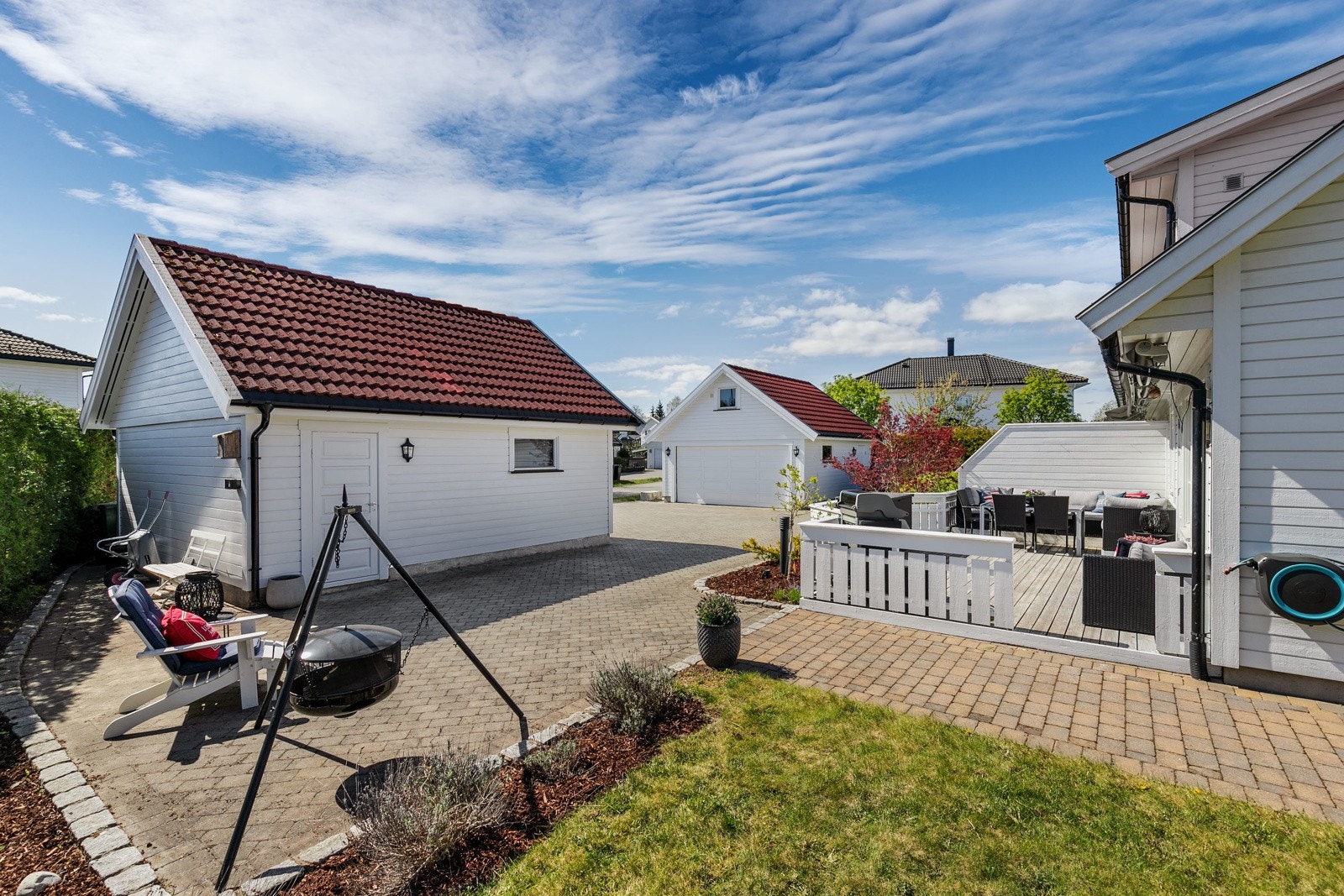 Boligen har en dobbelgarasje på 33 kvm, med El-bil lader på utsiden. Tomten er pent opparbeidet med flere flotte uteplasser. Galleribilde