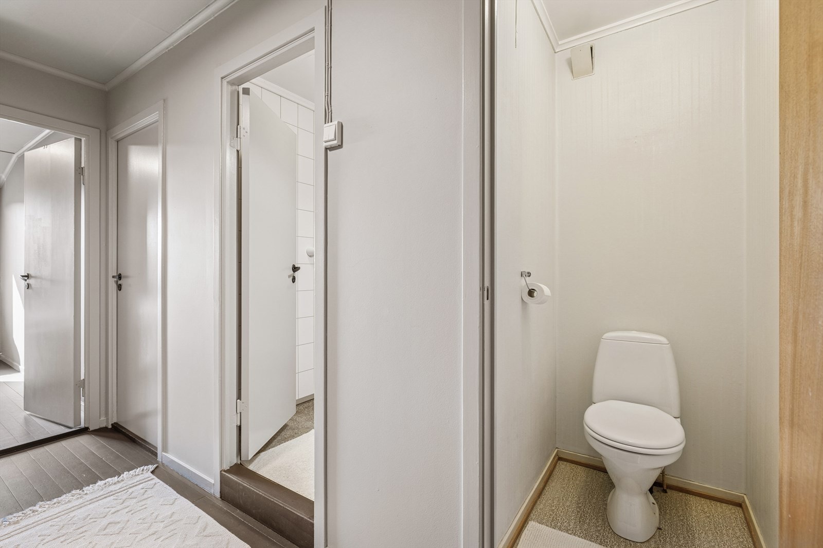 Toalettrommet har gulvmontert wc i eget rom i 2. etg. WC har malte plater i tak, plater med tapet på vegger og gulvbelegg. Galleribilde