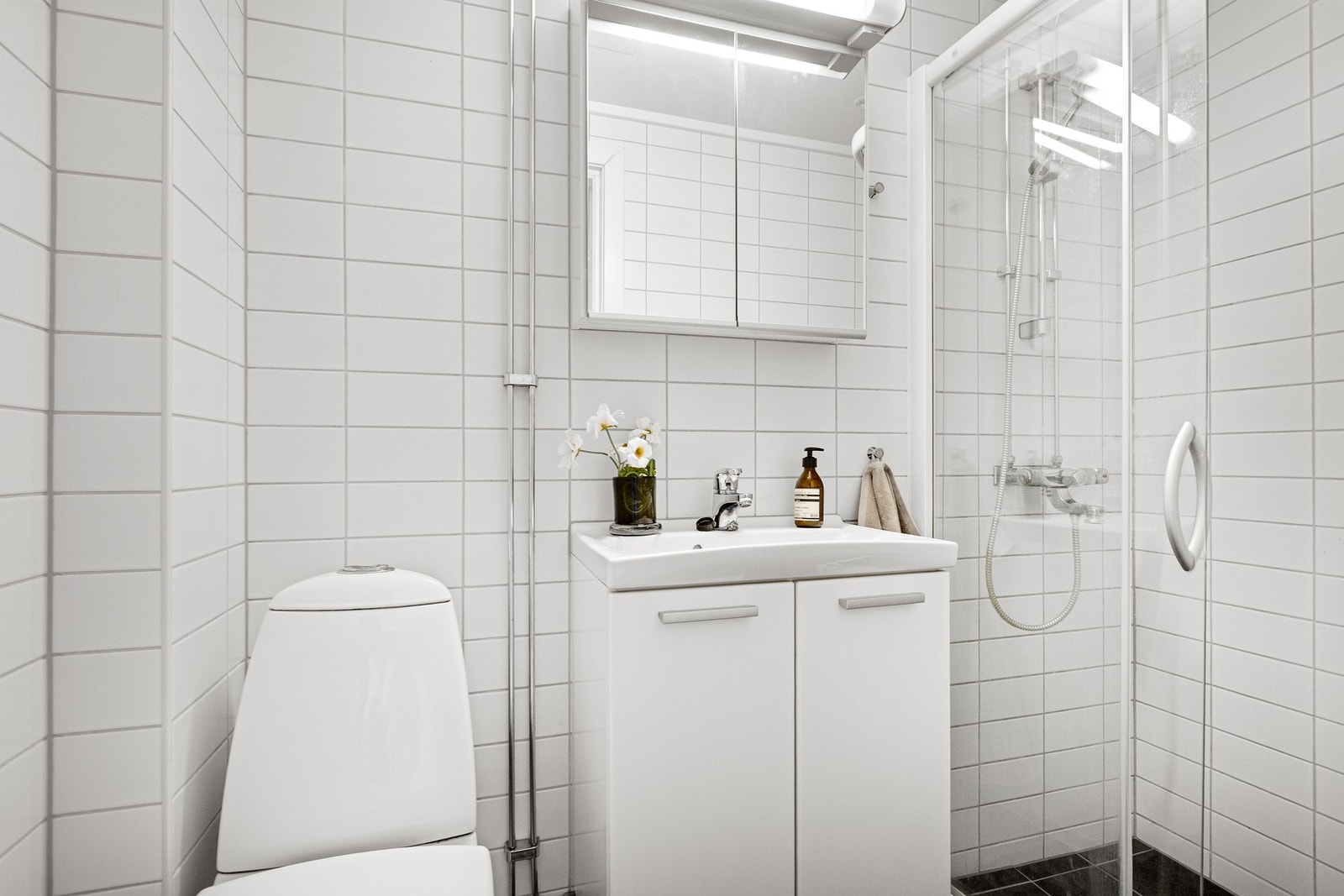 Badet ble pusset opp i regi av borettslaget i 2006, og har varmekabler fra 2023. Galleribilde