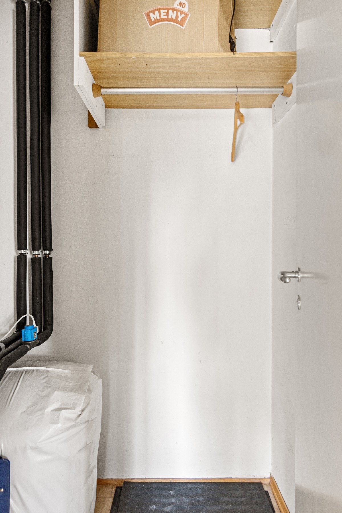 I tilknytning til entréen er det en bod hvor man finner hylleløsning og oppheng. Galleribilde