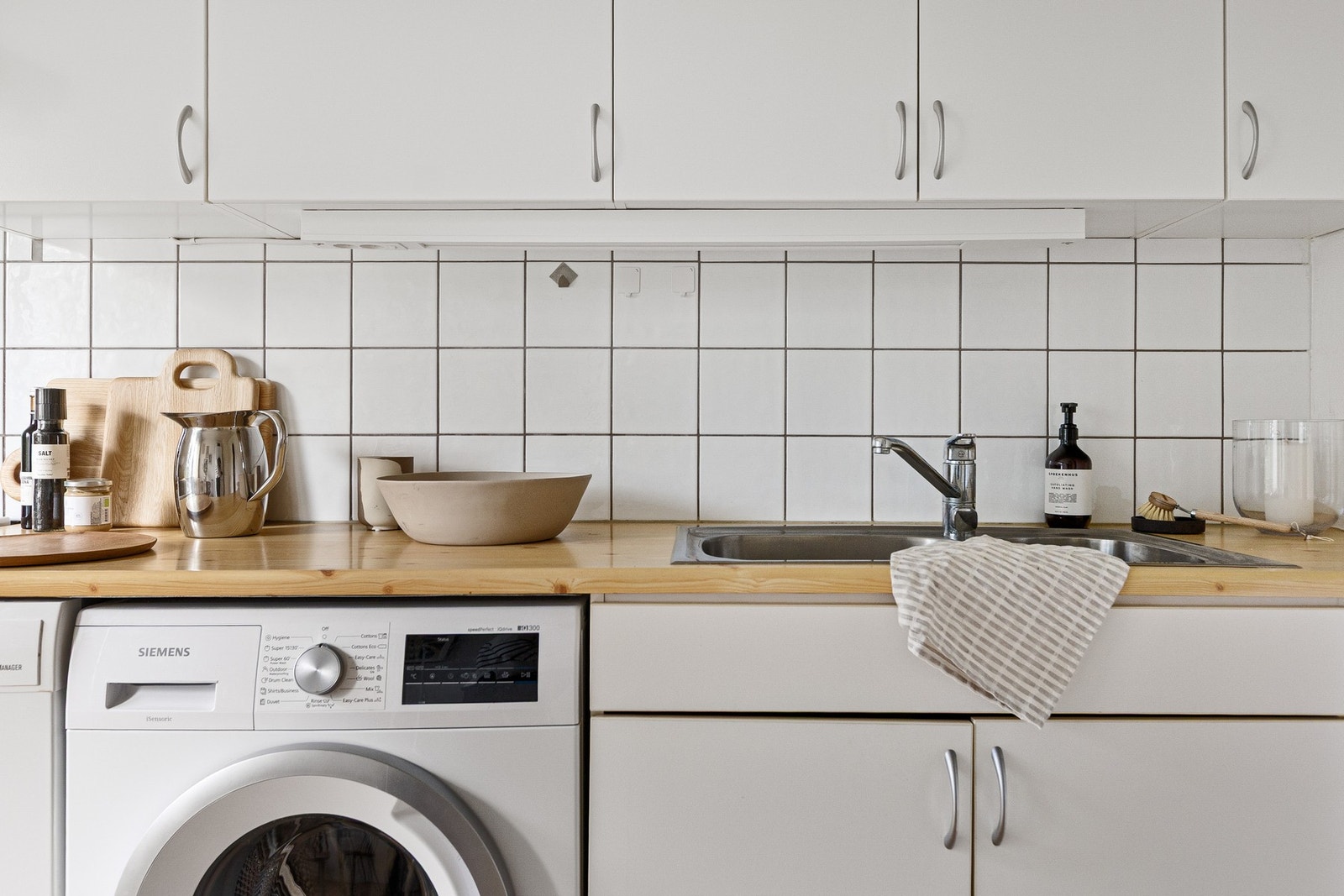 Det er praktiske fliser mellom benk og overskap. Galleribilde