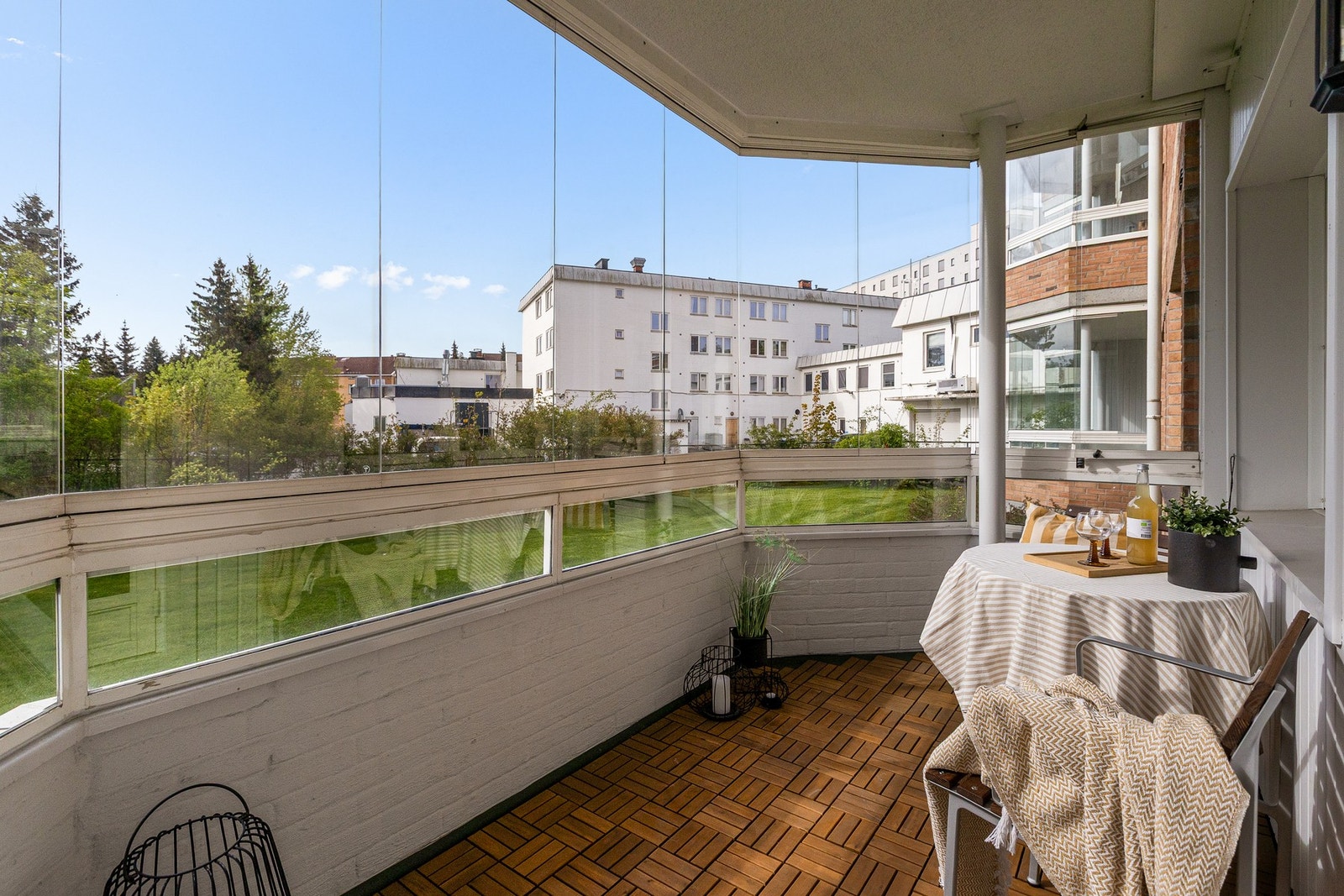 Balkongen fungerer som en forlengelse av stuen og kan brukes store deler av året. Galleribilde