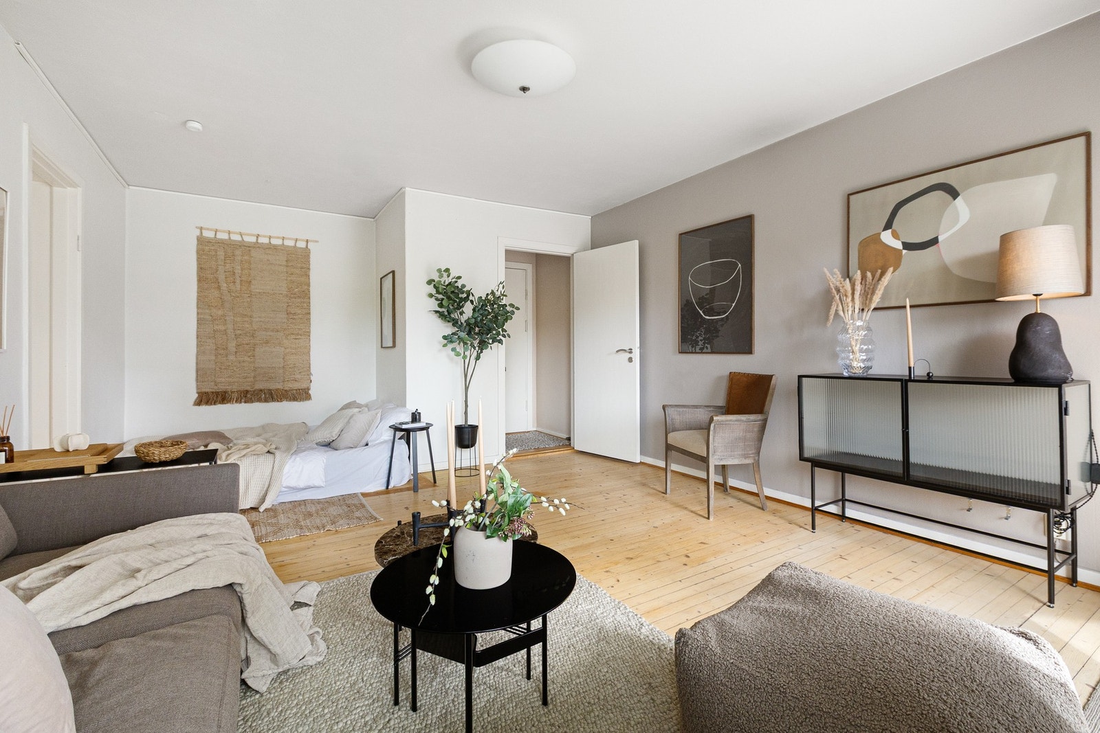 Det er god plass til sofaseksjon med tilhørende møblement. Galleribilde