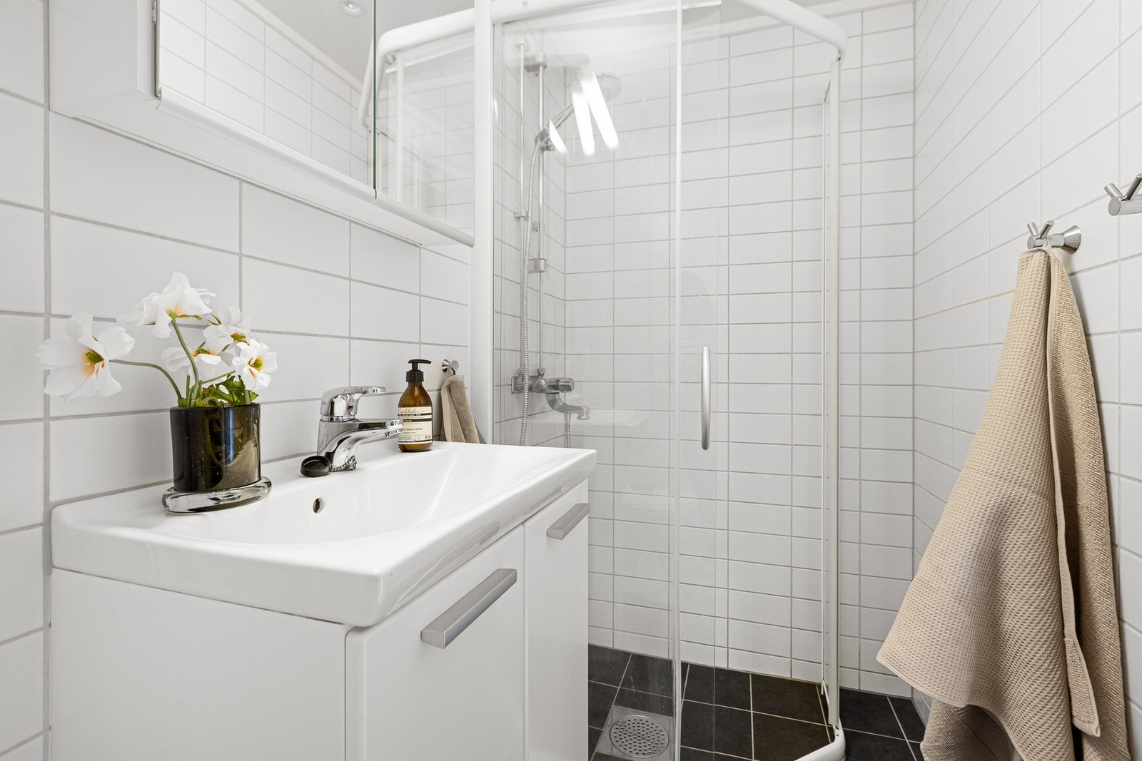 Flislagte vegger og gulv, downlights i himling og naturlig ventilasjon. Galleribilde