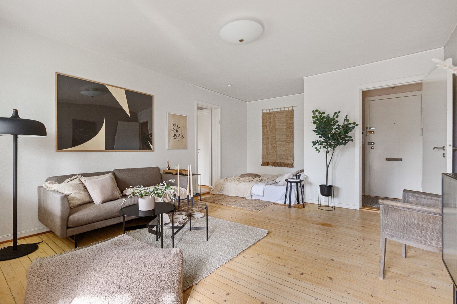 Det er god plass til å etablere en egen seksjon med soveplass. Galleribilde