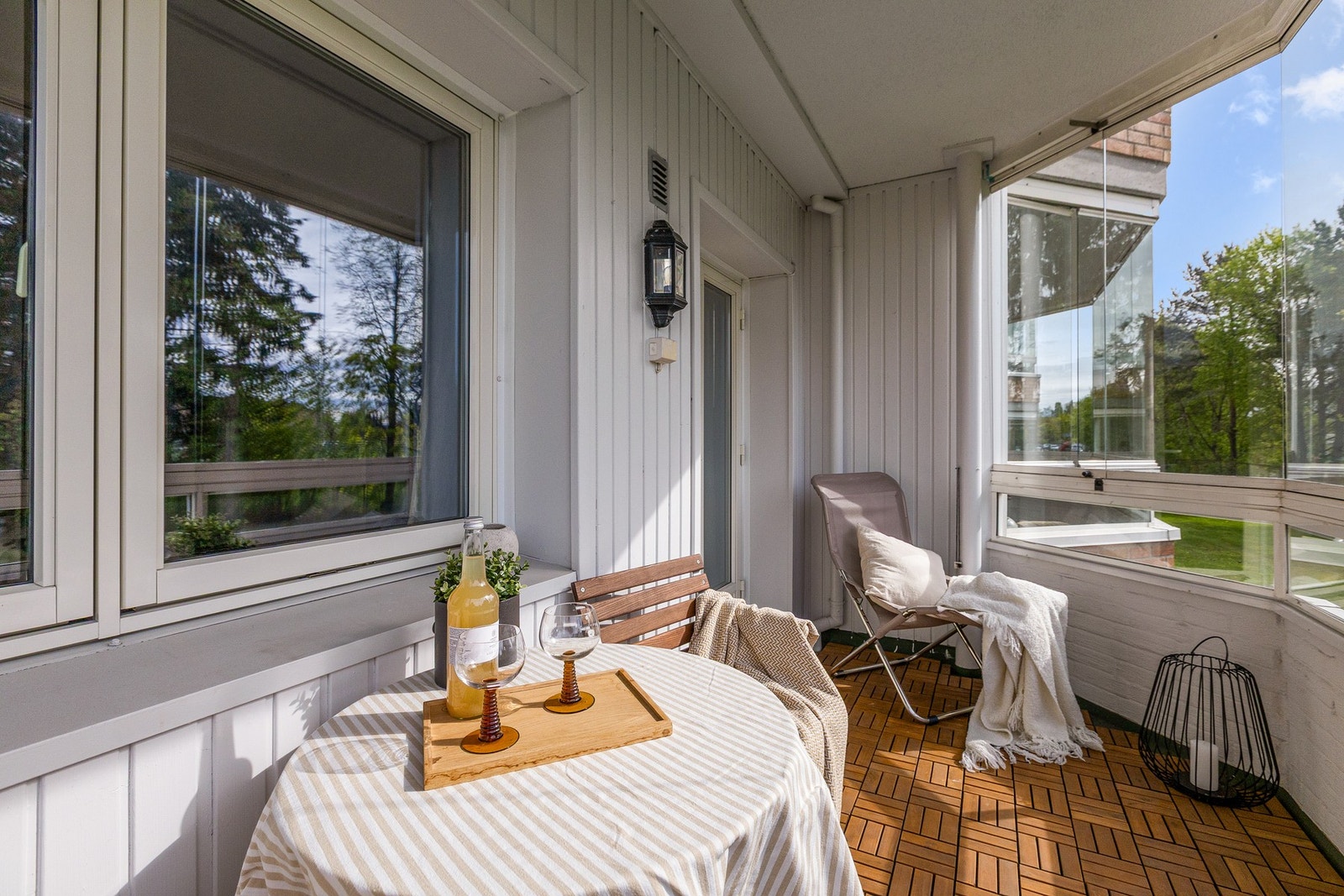 Solrik, sydvendt innglasset balkong med ca. 6,8 kvm gulvflate. Galleribilde