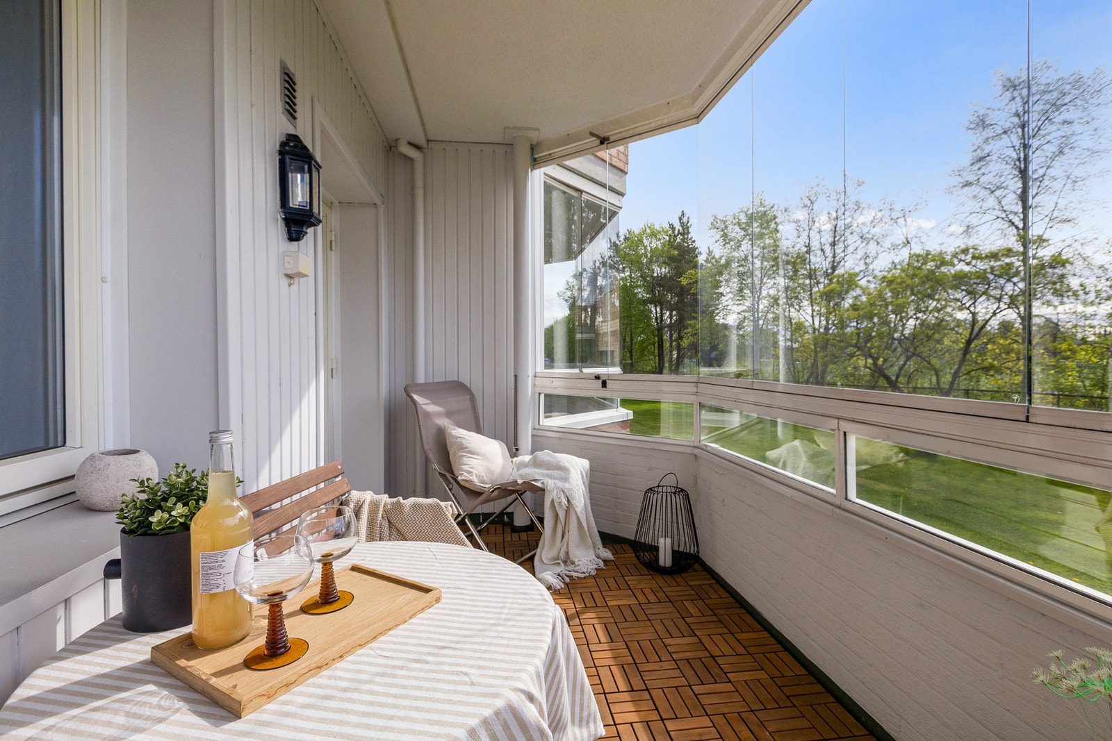 Her er det trelemmer på gulv, utelys og stikkontakt. Galleribilde