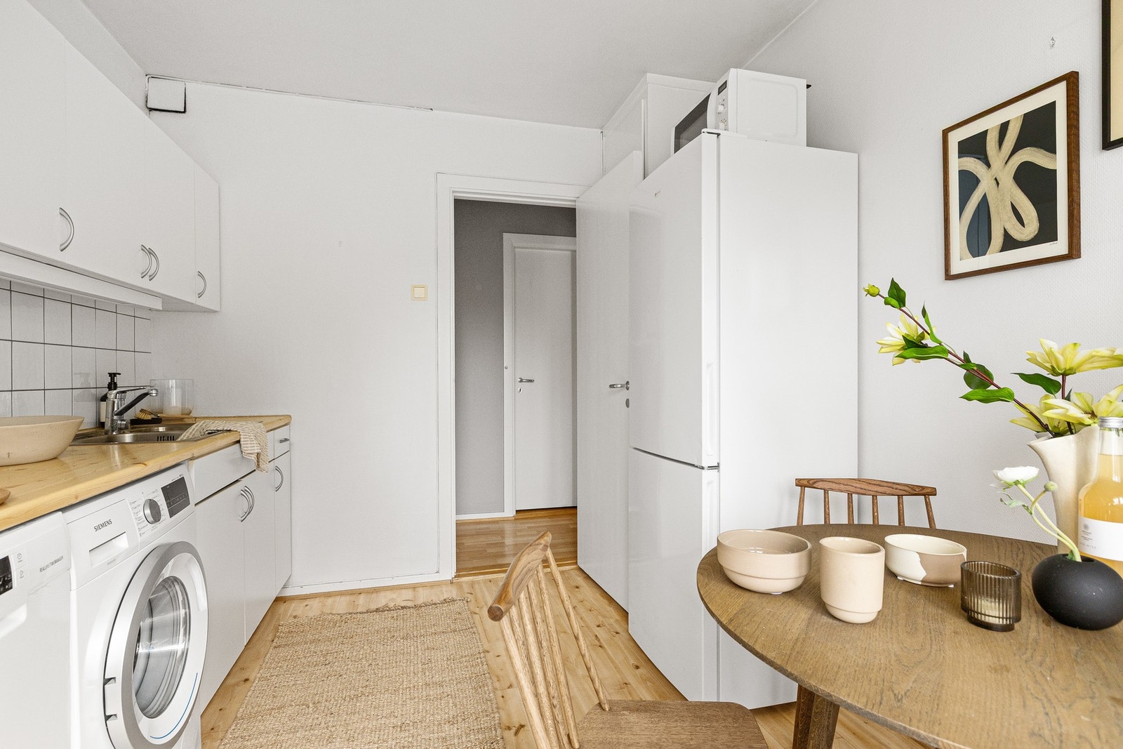 På kjøkkenet er det avsatt plass til komfyr, oppvaskmaskin, vaskemaskin og kjøl-/fryseskap., samt et et plassbygget skap gir ekstra lagringsmuligheter. Galleribilde