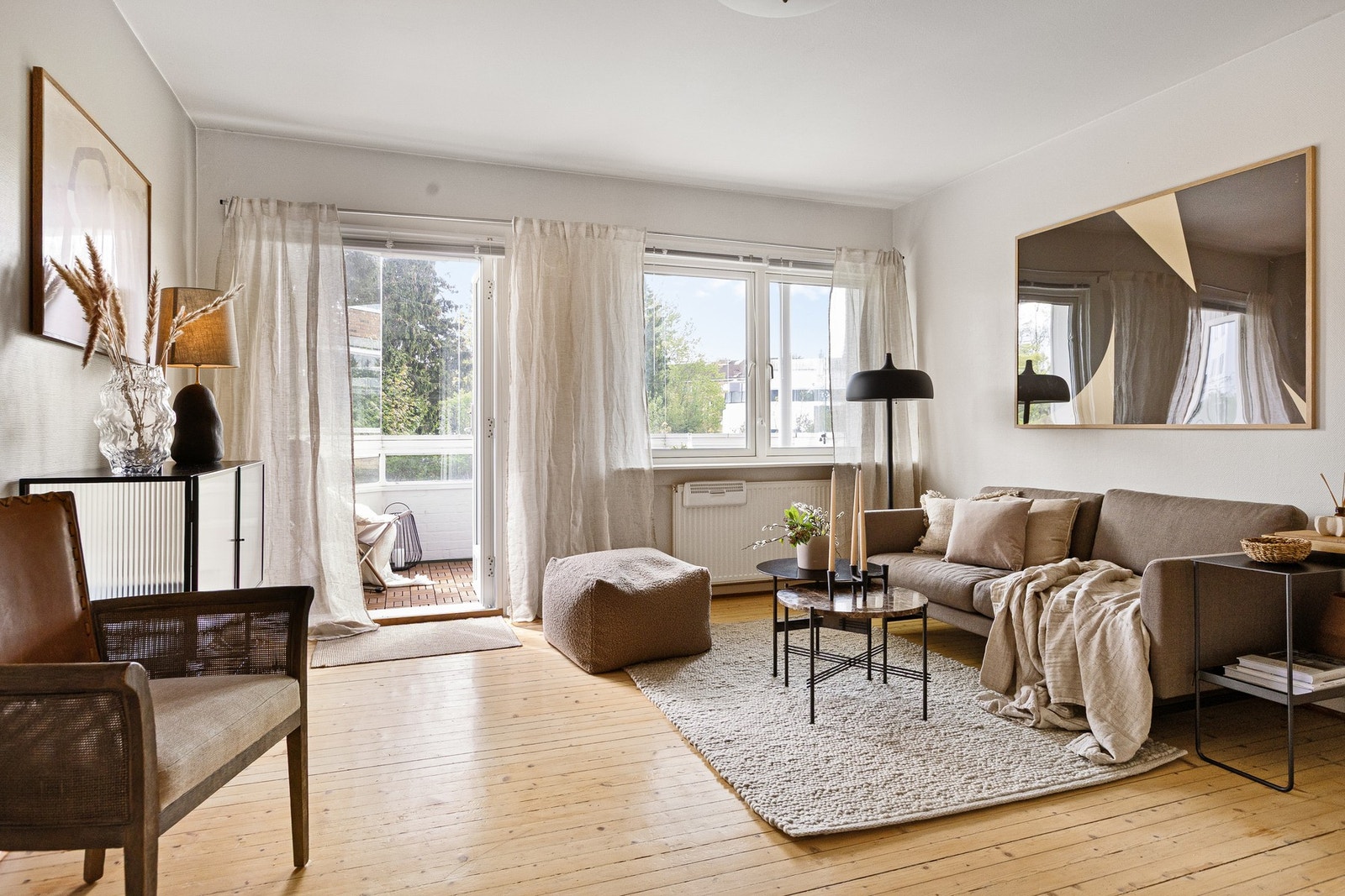 Stuen har en takhøyde på ca. 2,5 meter. Galleribilde