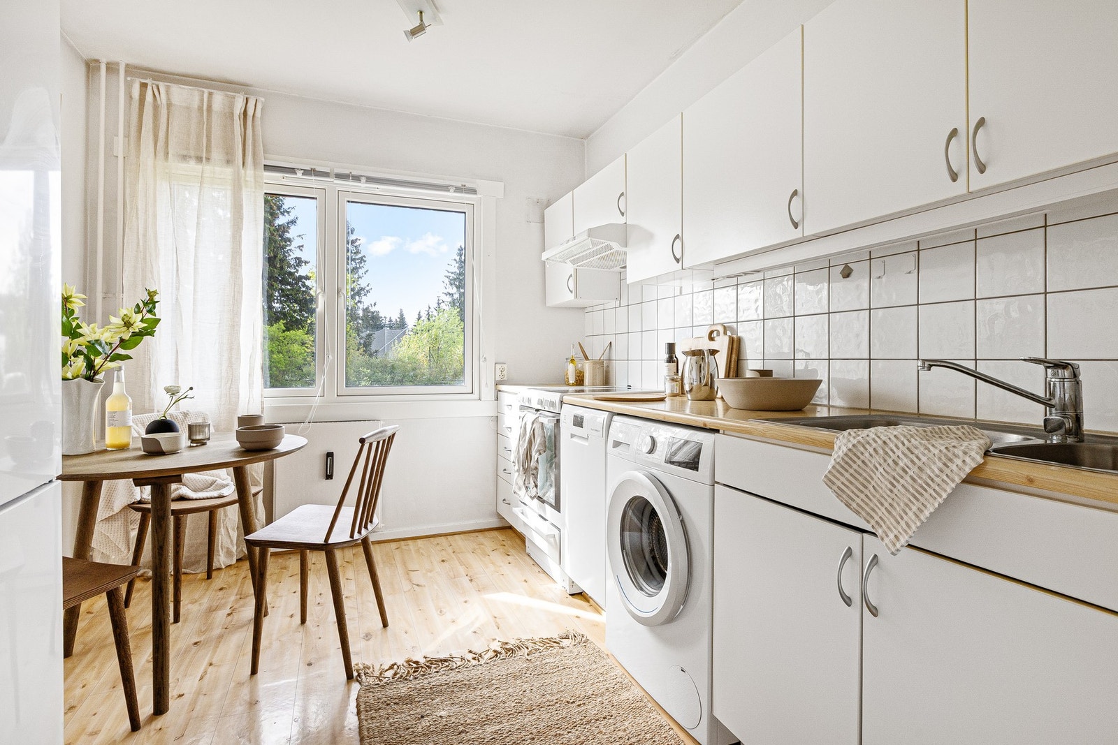 Separat kjøkken med eldre innredning med slette, laminerte fronter og laminat benkeplate. Galleribilde