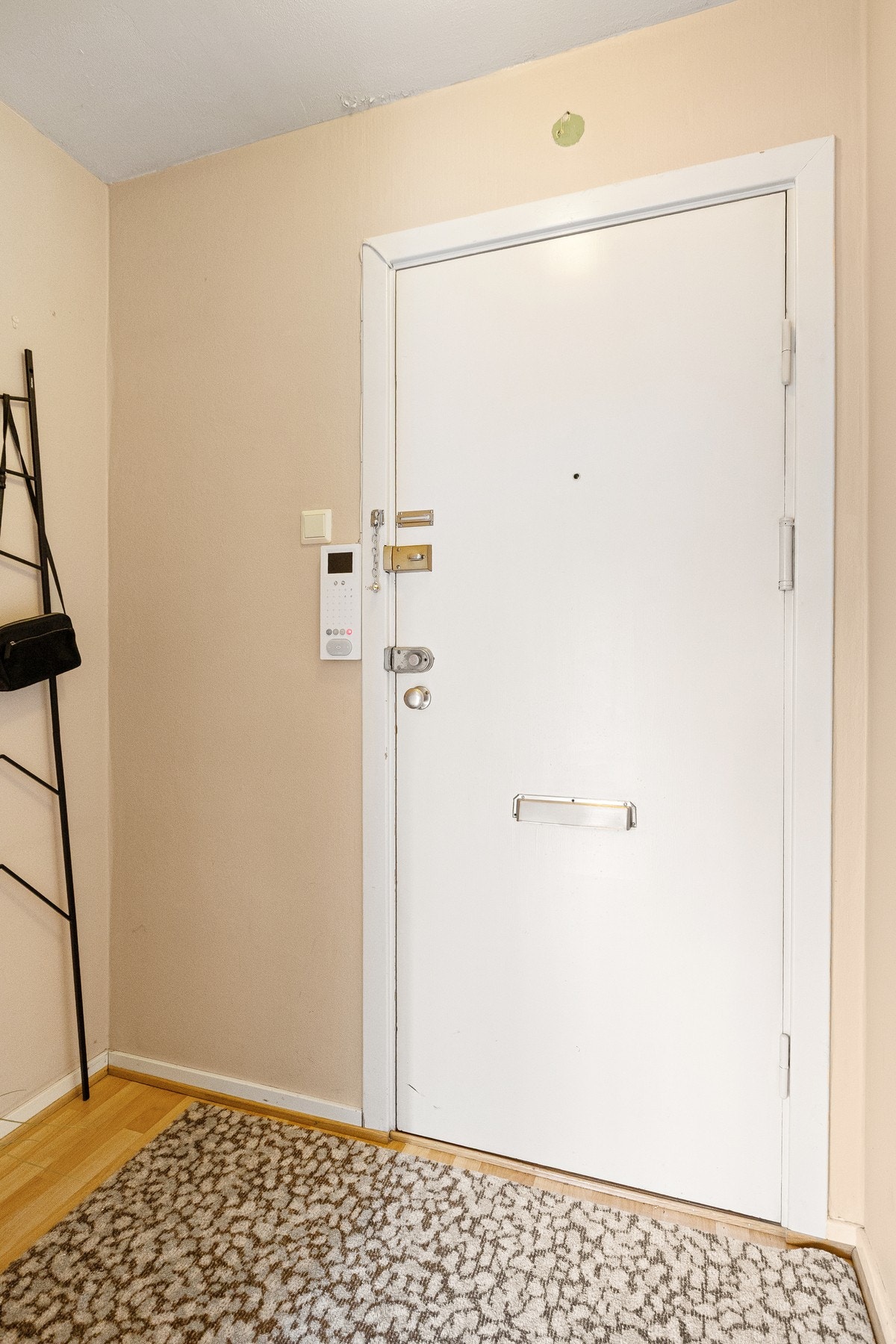 Leiligheten har en praktisk entré med plass til oppbevaringsmøblement. Galleribilde