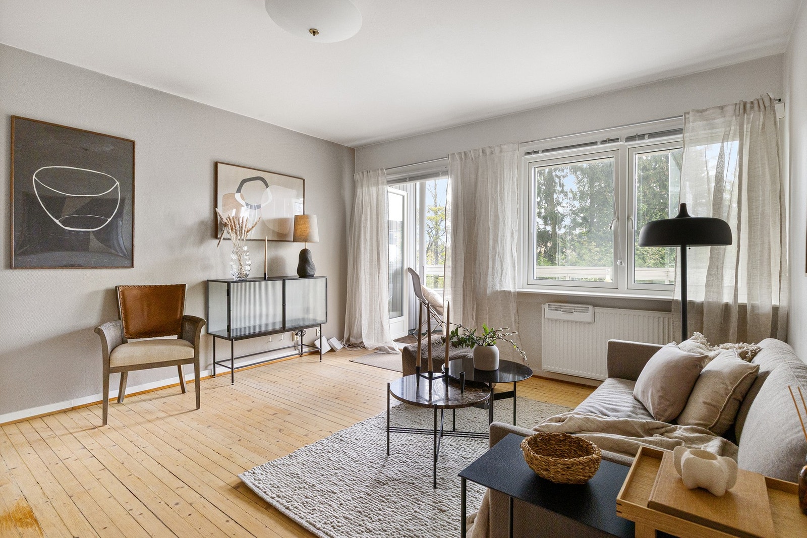 Vinduene og balkongdøren er fra 2016, og det er montert persienner som gir god sol- og lyskontroll. Galleribilde