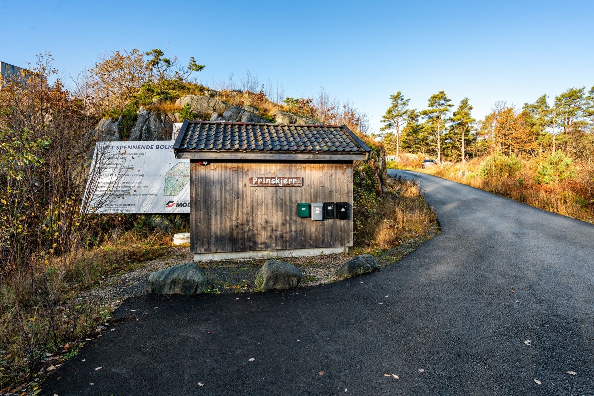 Tomten ligger bak denne bua - eldre bilde Galleribilde