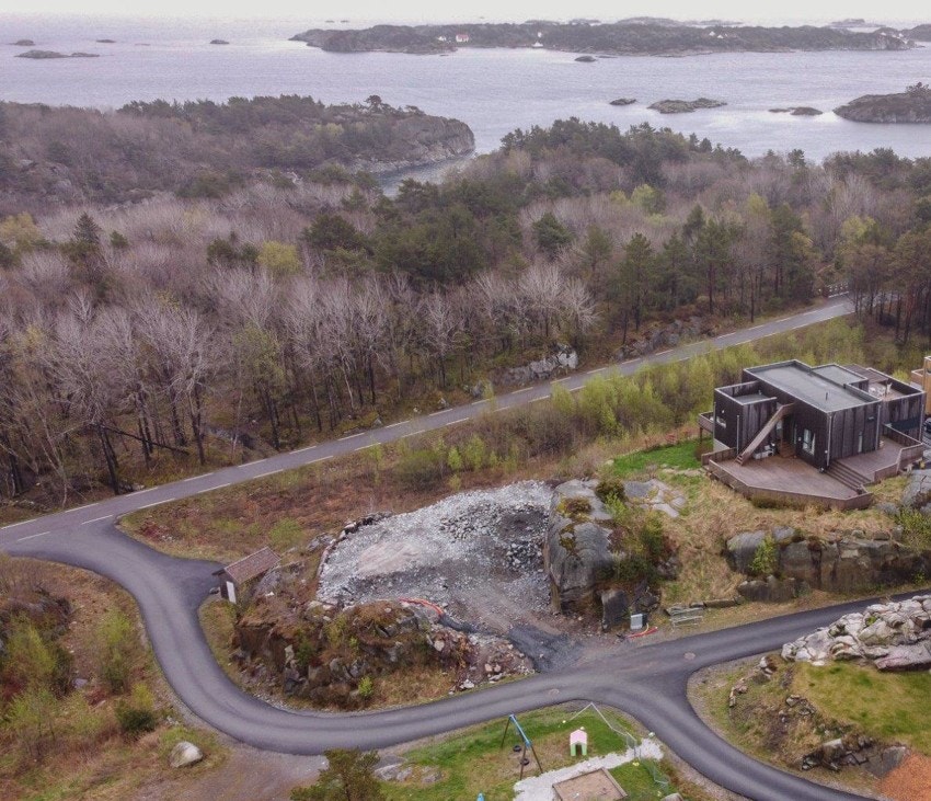 Dronebilde over området og sjøen utenfor Galleribilde