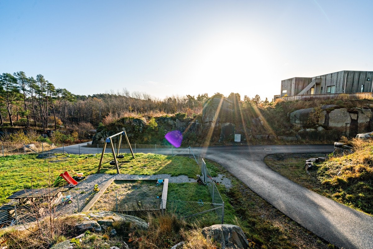 Bilde tatt fra tomten mot lekeplassen - eldre bilde Galleribilde
