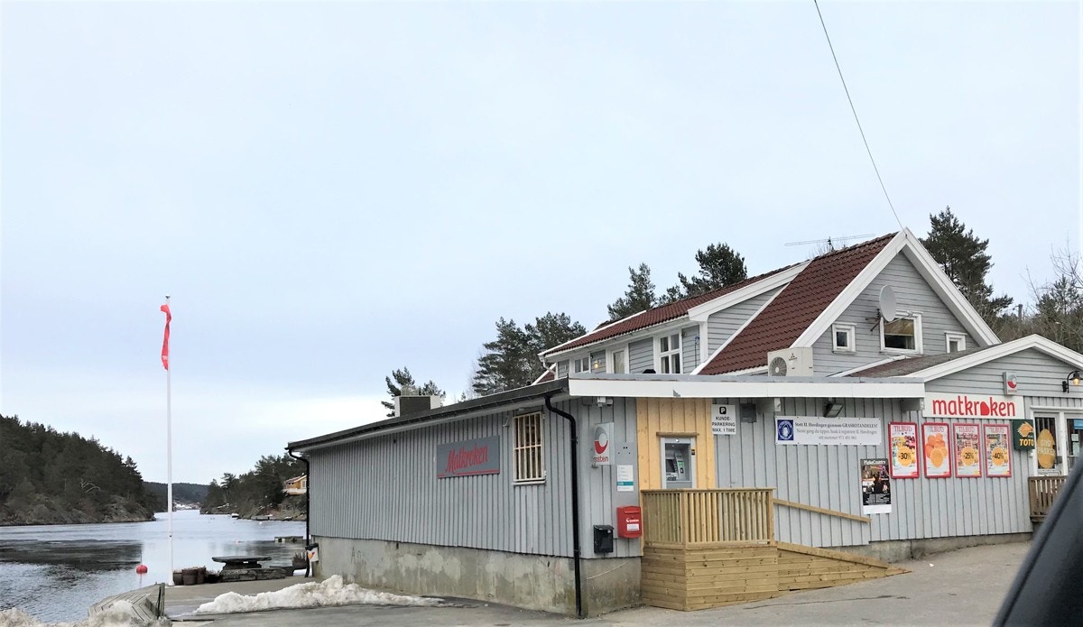 Kort vei til Matbutikken Matkroken ved Indre Årsnes - her kan man også komme båtveien Galleribilde