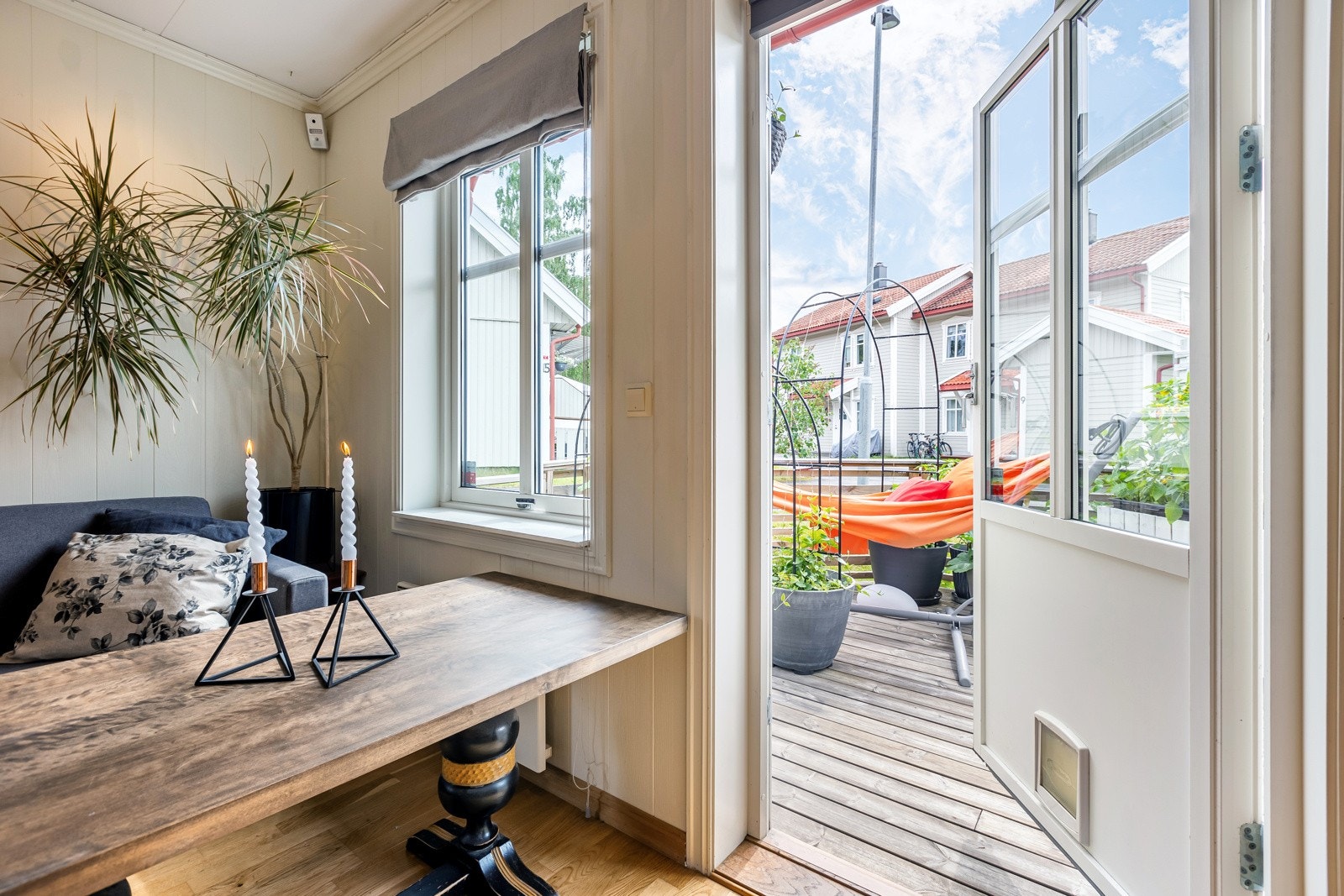 Utgang til solrik terrasseplatting. Galleribilde