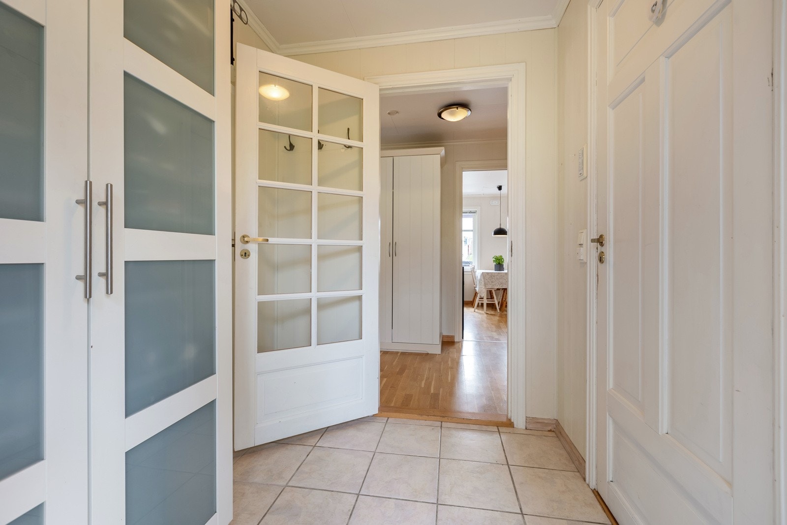 Entre med fliser og gulvvarme. Galleribilde