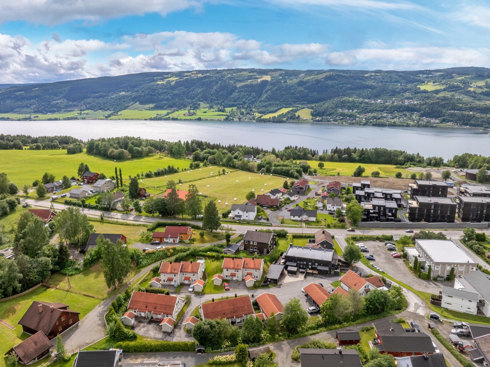 Kommunikasjonsmuligheter til sentrum og Hil med gangavstand til holdeplass for bybuss Galleribilde