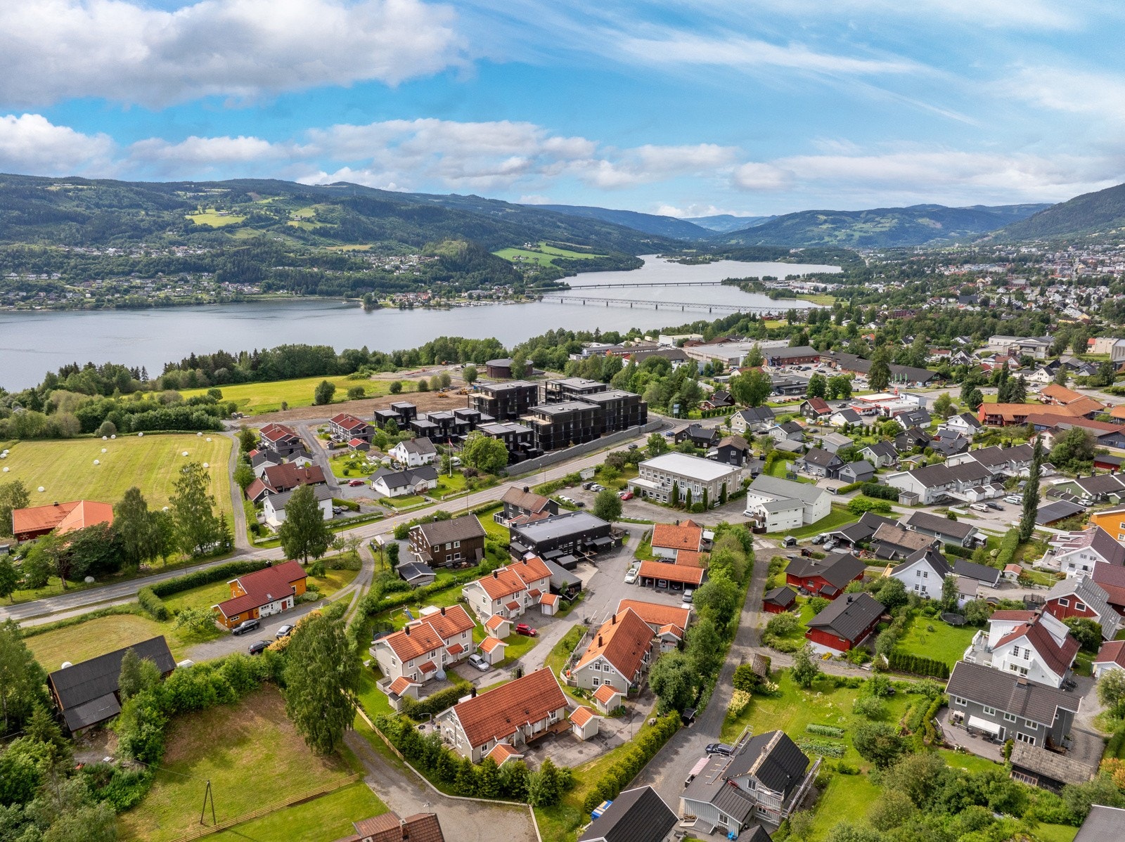 Attraktivt og barnevennlig beliggende på Søre-Ål ca 2 km fra Lillehammer Sentrum. Solrikt beliggende i et stille og rolig område innerst på boligfeltet. Galleribilde