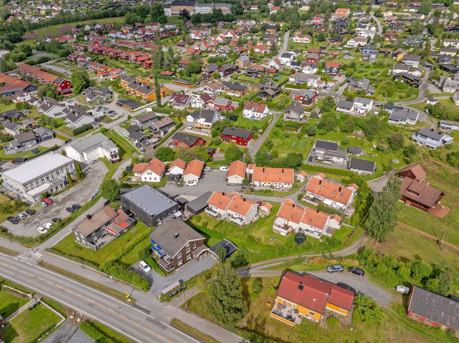 Rekkehuset ligger i flatt og lettvint terreng. Området er vesentlig bestående av rekkehus og eneboliger Galleribilde