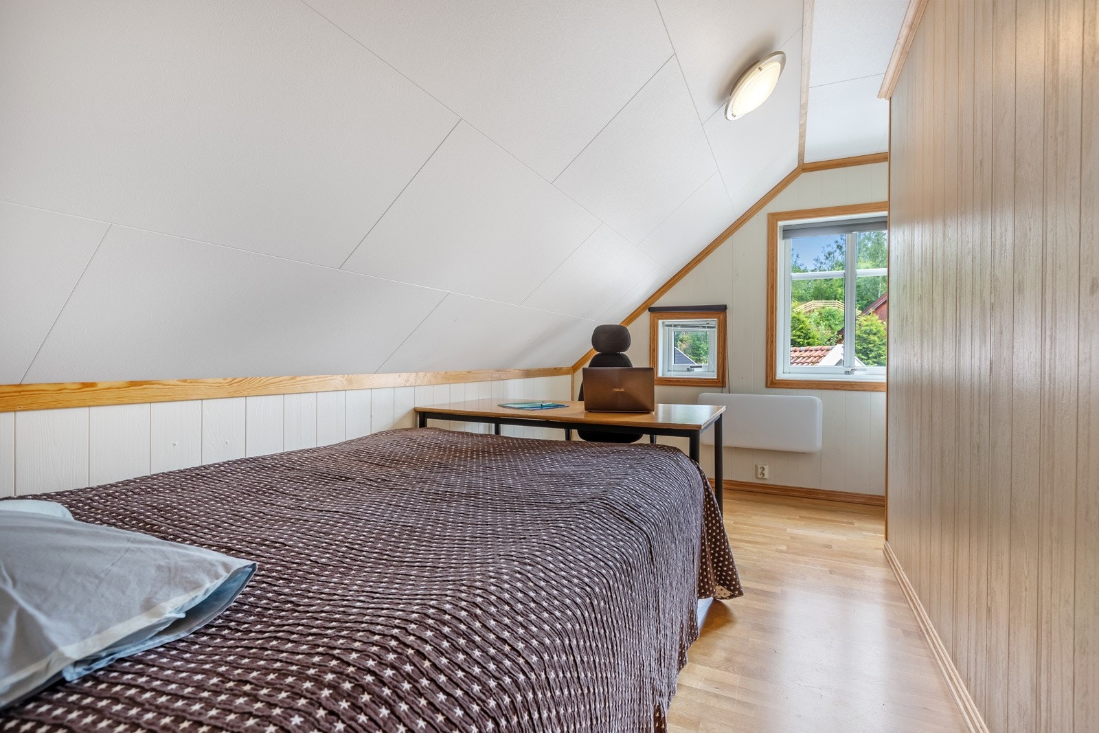 Begge soverom i 2. etasje har skråtak. Galleribilde