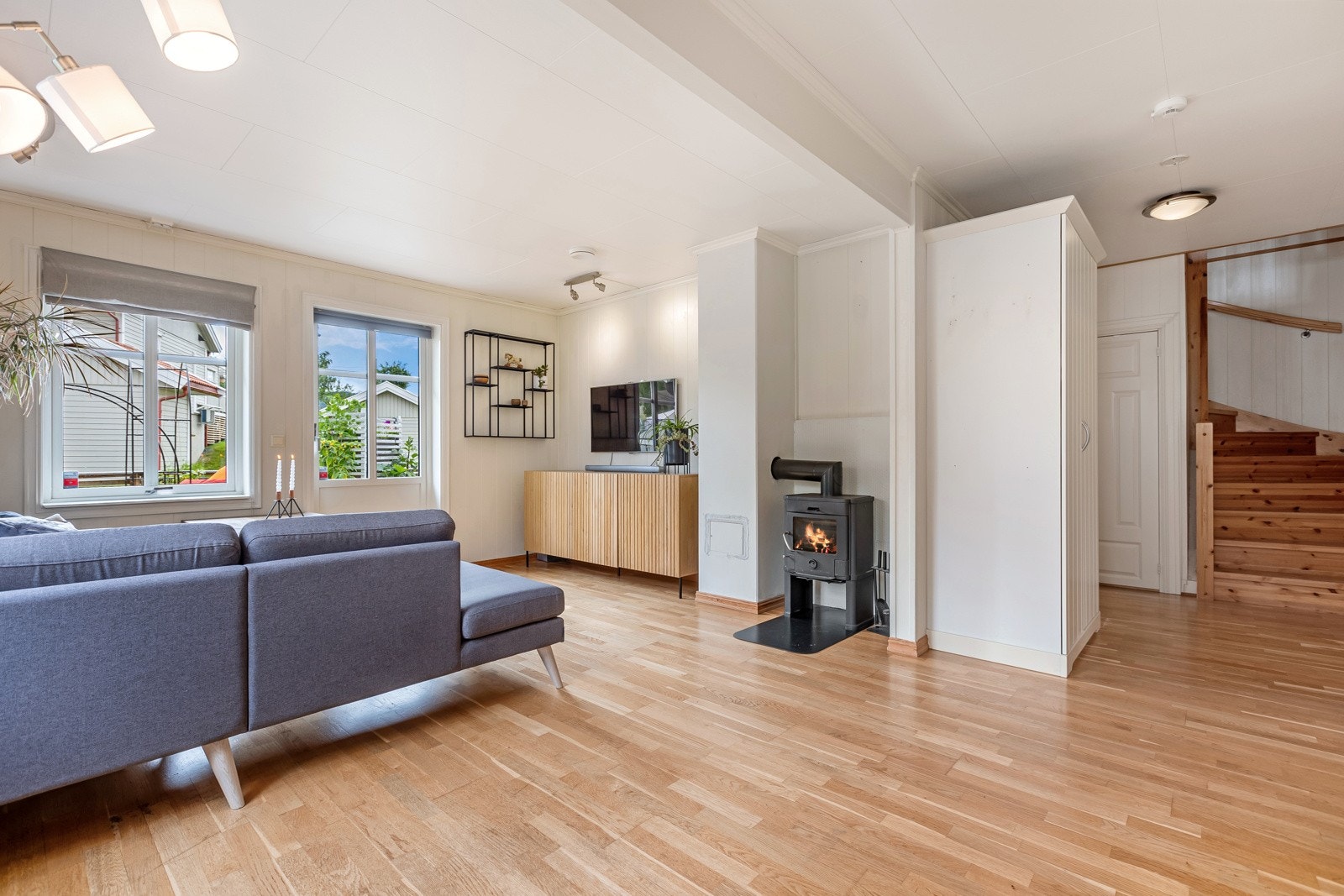Åpen og luftig stue med installert vedovn. Galleribilde