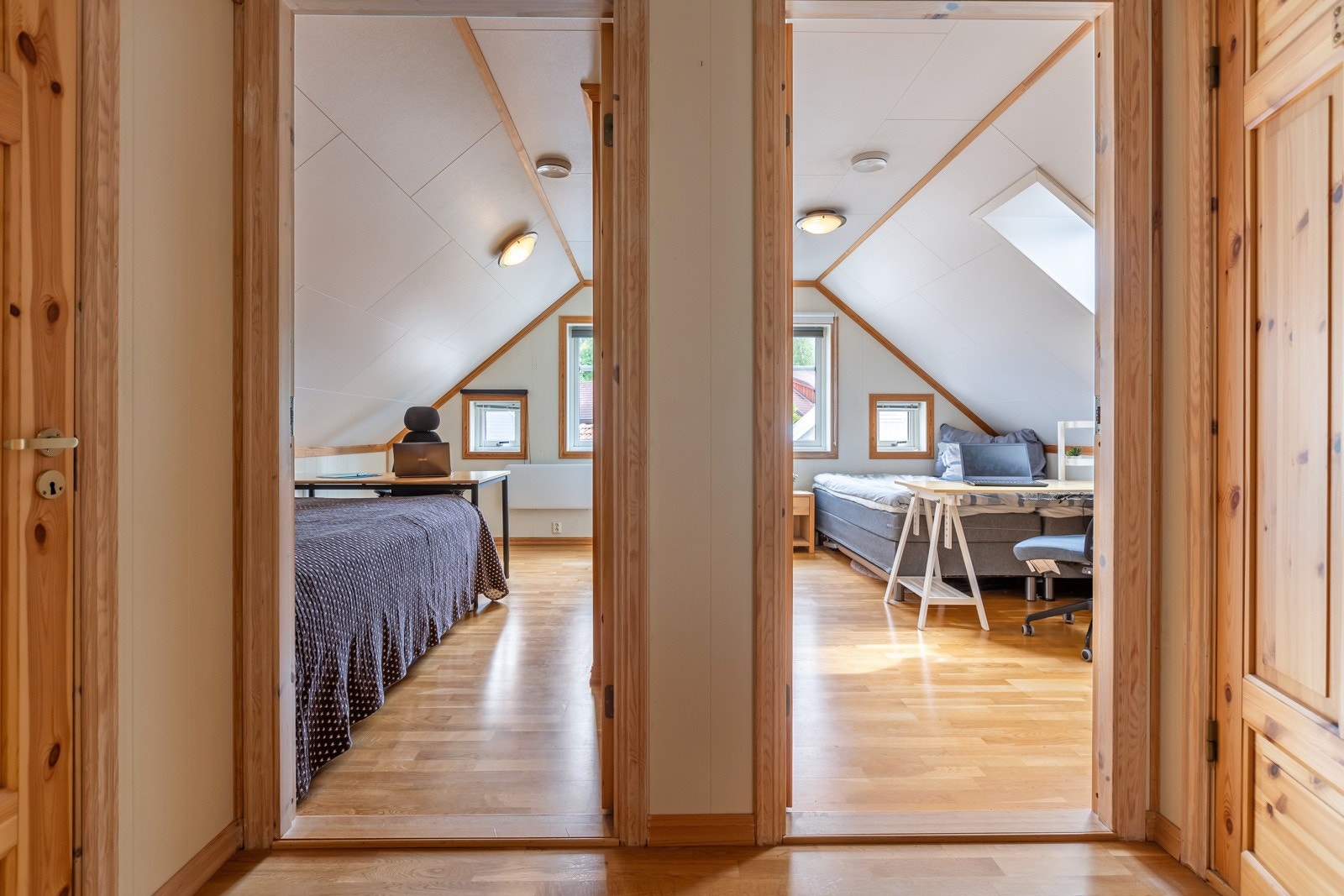 Trappegangen i 2. etasje viser tilgang til begge soverommene. Galleribilde
